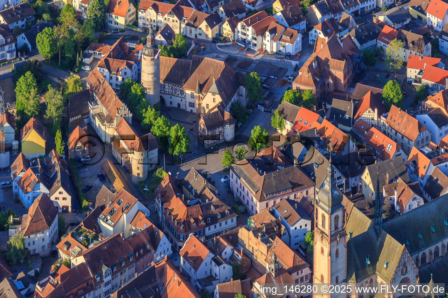 Vue aérienne de Musée du paysage franconien de Tauber dans l'électorat de Mayence Château avec donjon à Tauberbischofsheim dans le département Bade-Wurtemberg, Allemagne