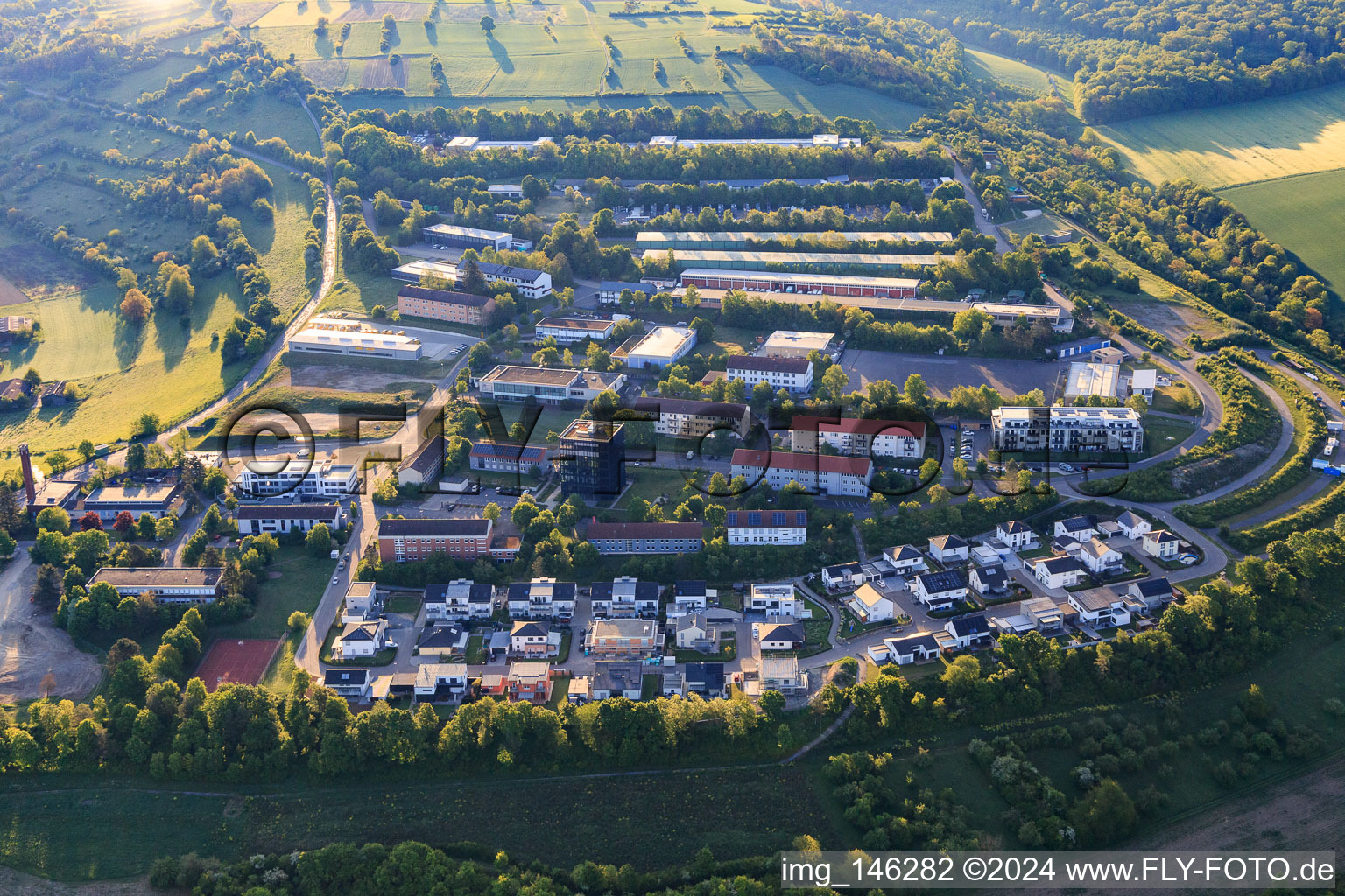 Vue aérienne de Quartier de Laurentiusberg vu de l'ouest avec MVZ am Laurentiusberg, TS Fassaden et Kolping Education Center à Tauberbischofsheim dans le département Bade-Wurtemberg, Allemagne