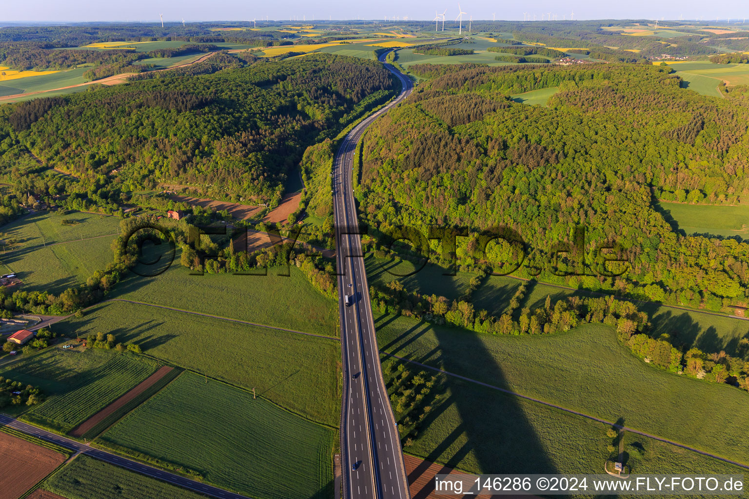 Vue aérienne de Tracé de l'autoroute A81 vers l'ouest après avoir traversé la vallée de la Tauber à le quartier Distelhausen in Tauberbischofsheim dans le département Bade-Wurtemberg, Allemagne