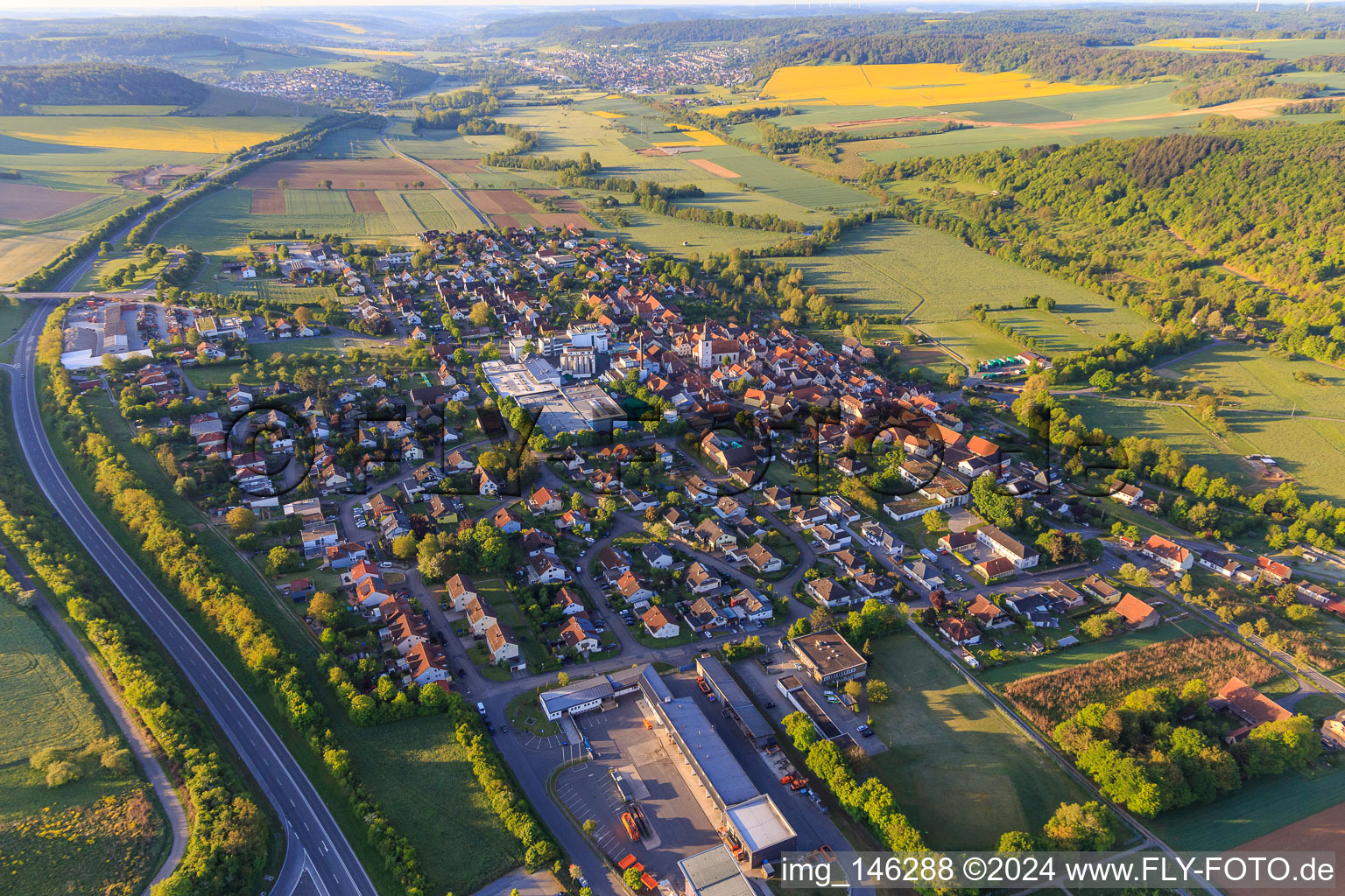 Vue aérienne de Vue du nord le matin dans la vallée de la Tauber à le quartier Distelhausen in Tauberbischofsheim dans le département Bade-Wurtemberg, Allemagne
