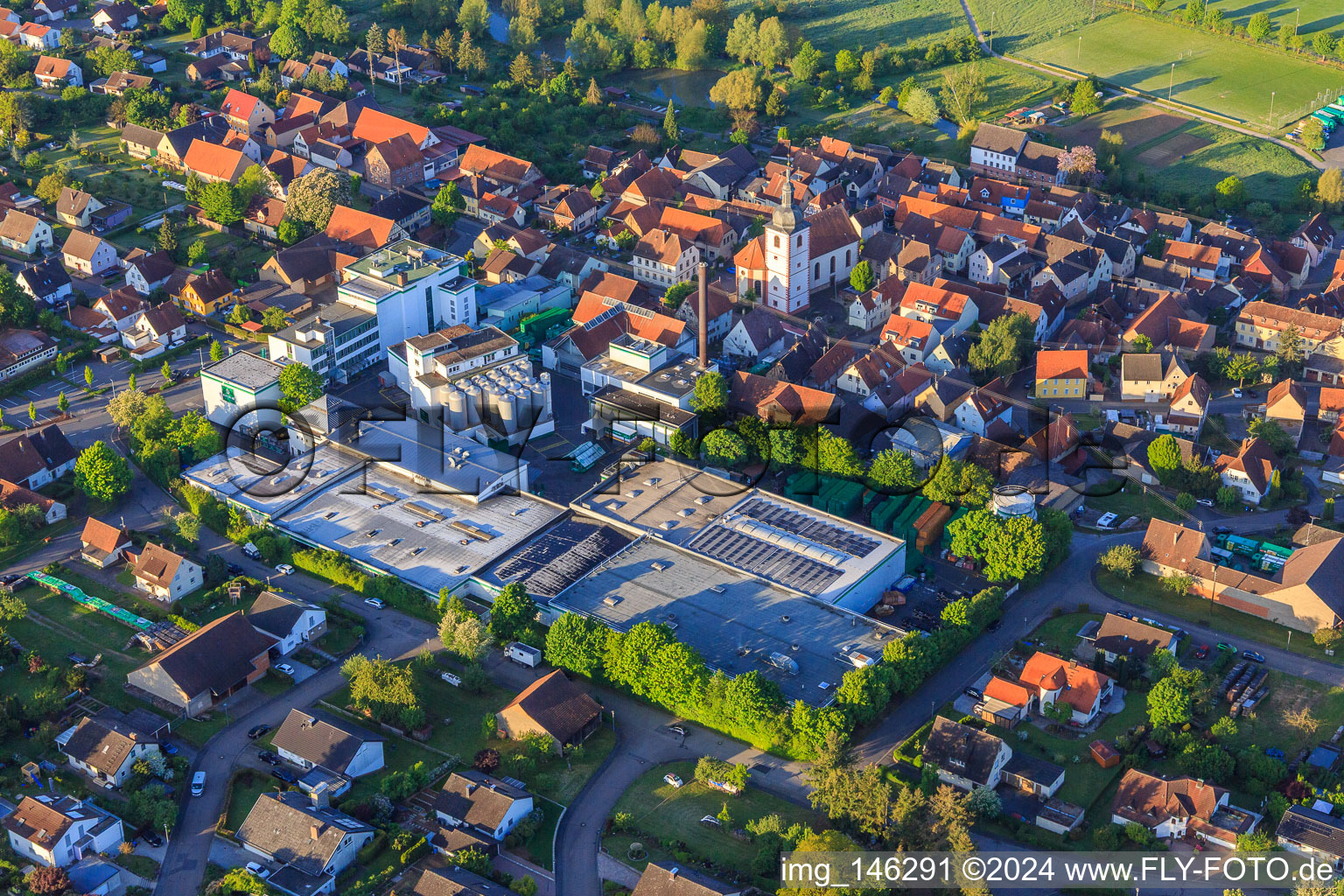 Vue aérienne de Installations de la Distelhäuser Brauerei Ernst Bauer GmbH & Co.KG au centre-ville à le quartier Distelhausen in Tauberbischofsheim dans le département Bade-Wurtemberg, Allemagne