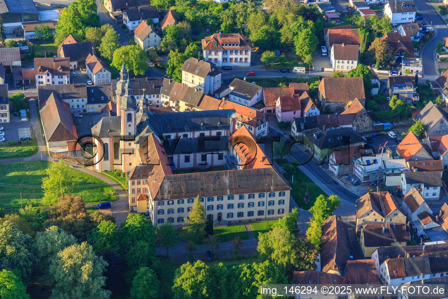 Vue aérienne de Ancien monastère Gerlachsheim avec école Nardini et centre éducatif inab – Jeunesse, éducation et carrière. près de l'église de la Sainte-Croix à le quartier Gerlachsheim in Lauda-Königshofen dans le département Bade-Wurtemberg, Allemagne
