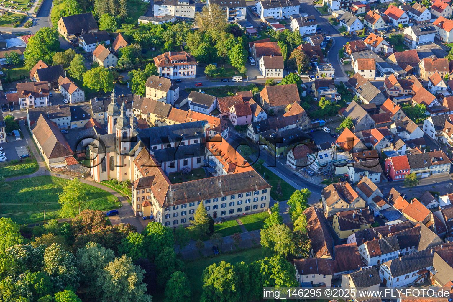 Vue aérienne de Ancien monastère Gerlachsheim avec école Nardini et centre éducatif inab – Jeunesse, éducation et carrière. près de l'église de la Sainte-Croix à le quartier Gerlachsheim in Lauda-Königshofen dans le département Bade-Wurtemberg, Allemagne