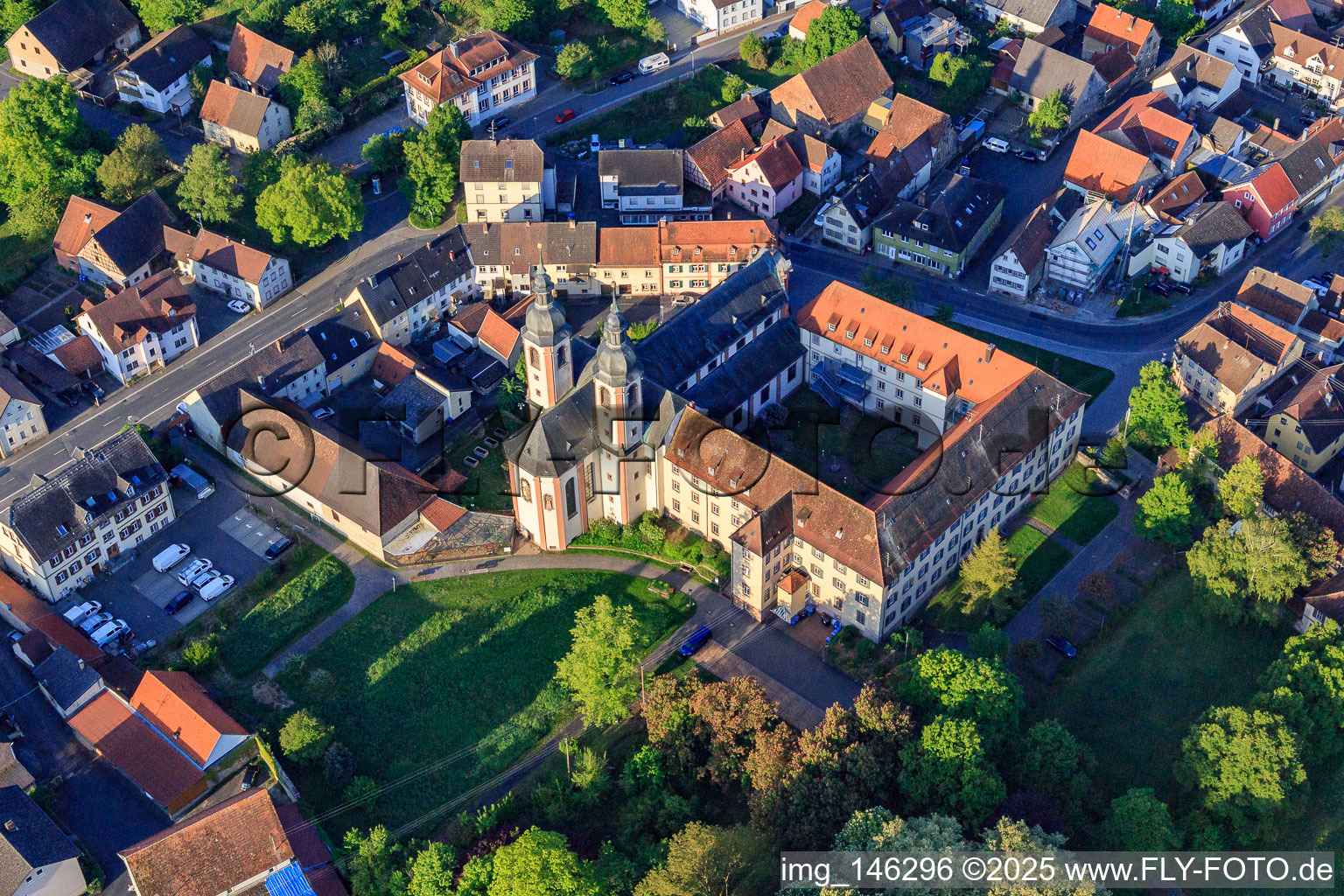 Photographie aérienne de Ancien monastère Gerlachsheim avec école Nardini et centre éducatif inab – Jeunesse, éducation et carrière. près de l'église de la Sainte-Croix à le quartier Gerlachsheim in Lauda-Königshofen dans le département Bade-Wurtemberg, Allemagne
