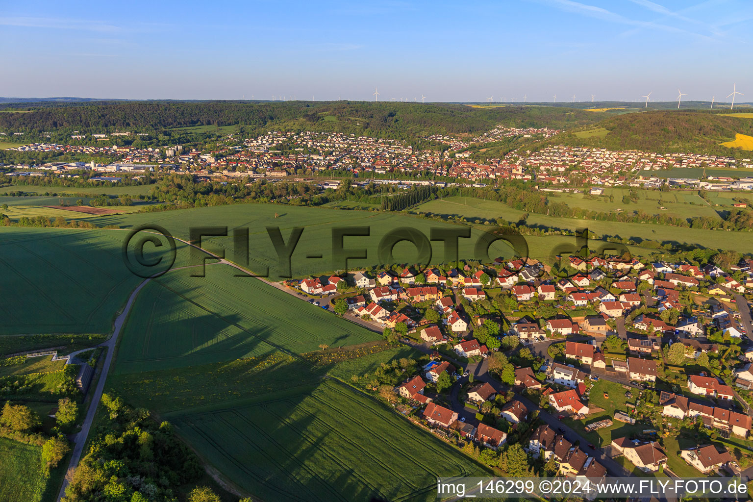 Vue aérienne de Friedhofstr à le quartier Gerlachsheim in Lauda-Königshofen dans le département Bade-Wurtemberg, Allemagne