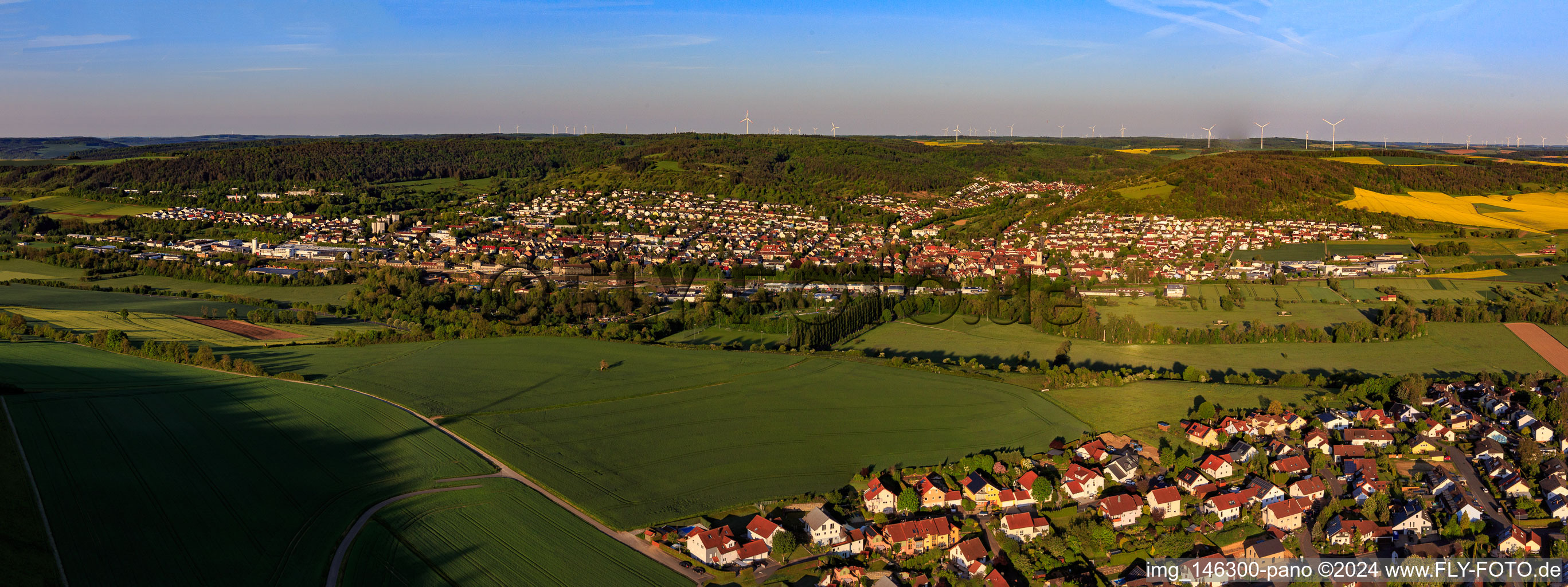 Vue aérienne de Panorama de la ville dans la vallée de la Tauber depuis le nord-est à le quartier Lauda in Lauda-Königshofen dans le département Bade-Wurtemberg, Allemagne
