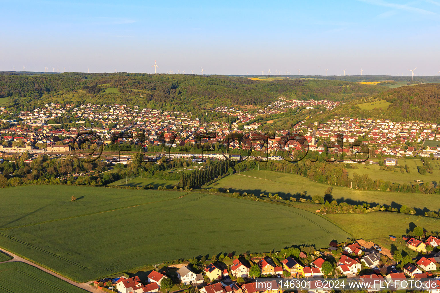 Vue aérienne de Vue de l'ouest le matin dans la vallée de la Tauber à le quartier Lauda in Lauda-Königshofen dans le département Bade-Wurtemberg, Allemagne
