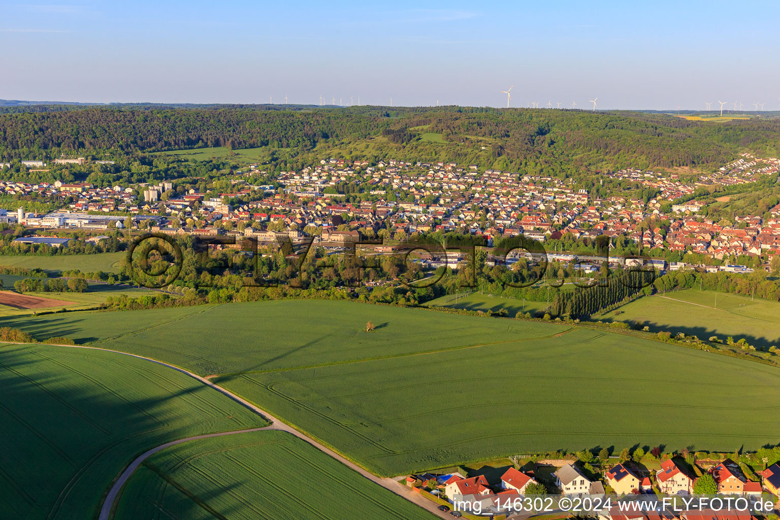 Vue aérienne de Vue du nord-ouest le matin dans la vallée de la Tauber à le quartier Lauda in Lauda-Königshofen dans le département Bade-Wurtemberg, Allemagne