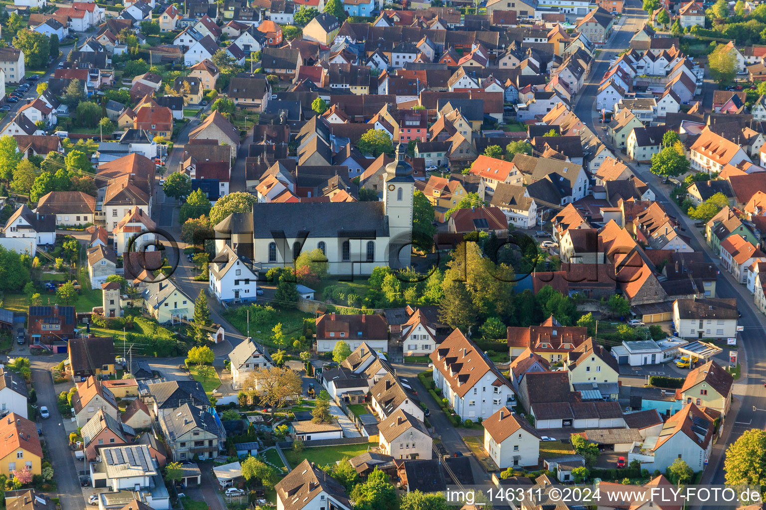 Vue aérienne de Église Saint-Maurice au centre-ville à le quartier Königshofen in Lauda-Königshofen dans le département Bade-Wurtemberg, Allemagne