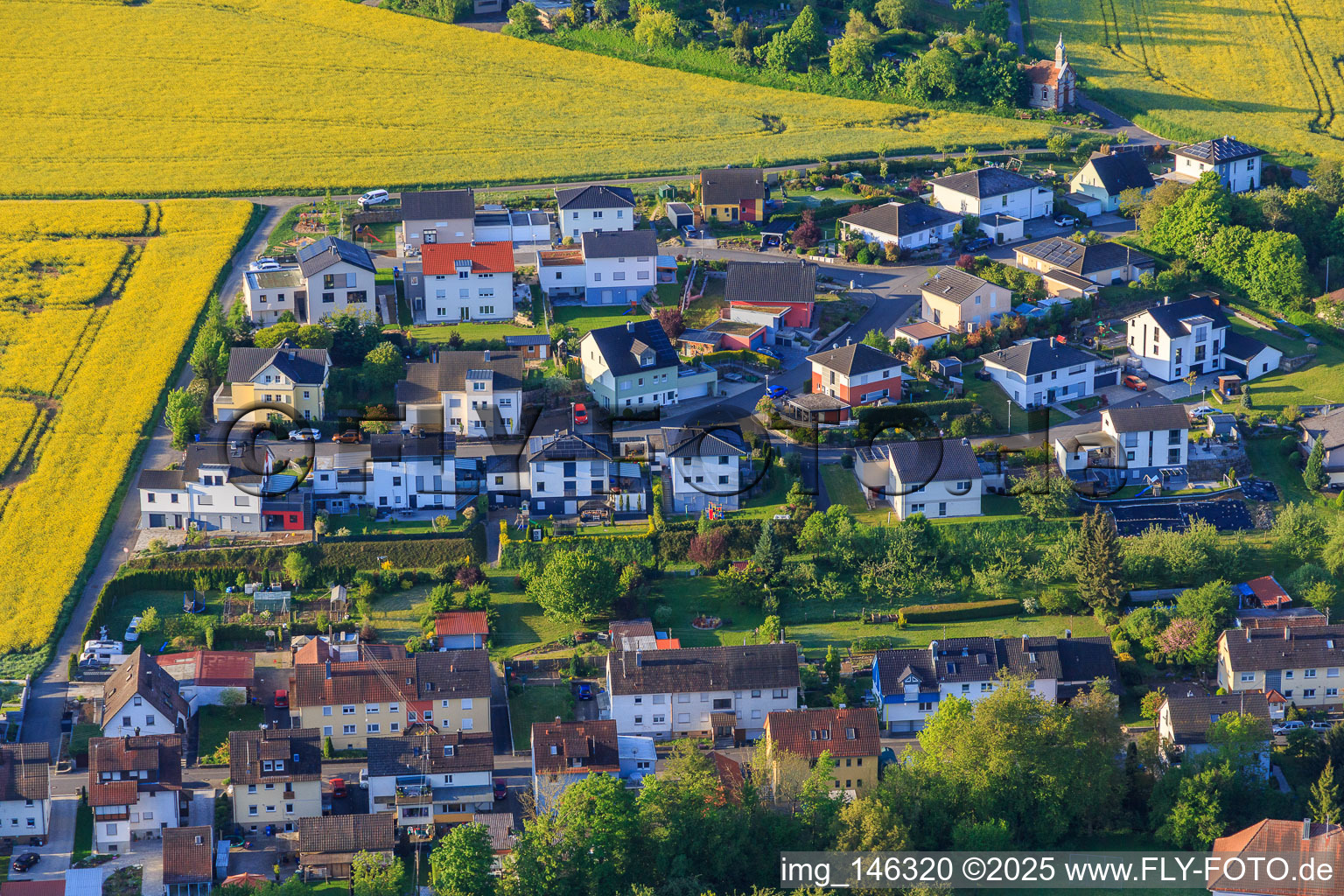 Vue aérienne de Nouvelle zone de développement Am Keltenberg à le quartier Unterbalbach in Lauda-Königshofen dans le département Bade-Wurtemberg, Allemagne
