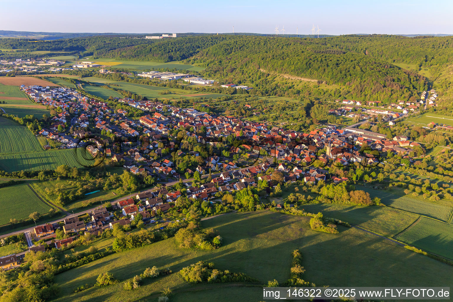 Vue aérienne de Vue du nord le matin dans la vallée de la Tauber à le quartier Edelfingen in Bad Mergentheim dans le département Bade-Wurtemberg, Allemagne