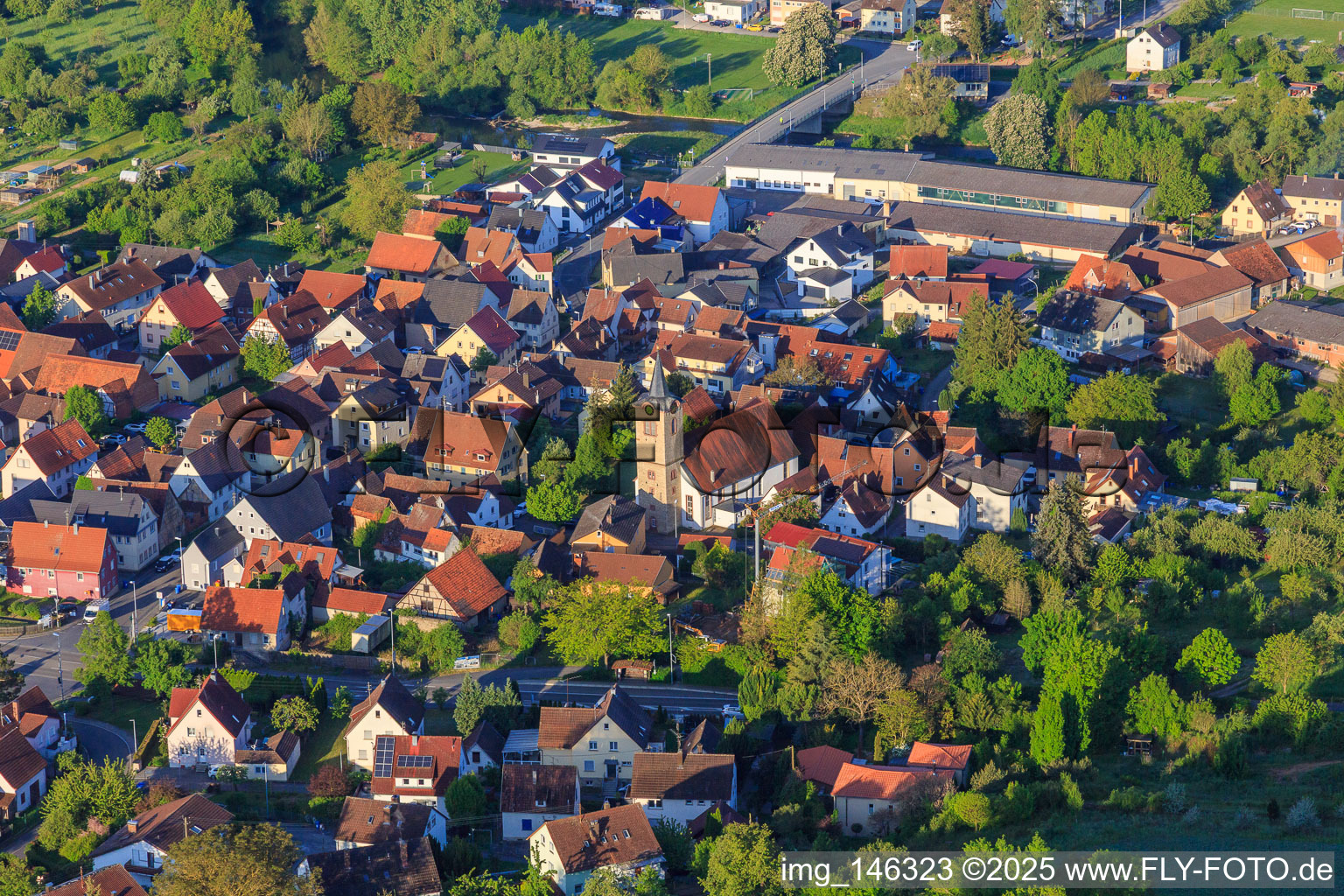 Vue aérienne de Église évangélique à le quartier Edelfingen in Bad Mergentheim dans le département Bade-Wurtemberg, Allemagne