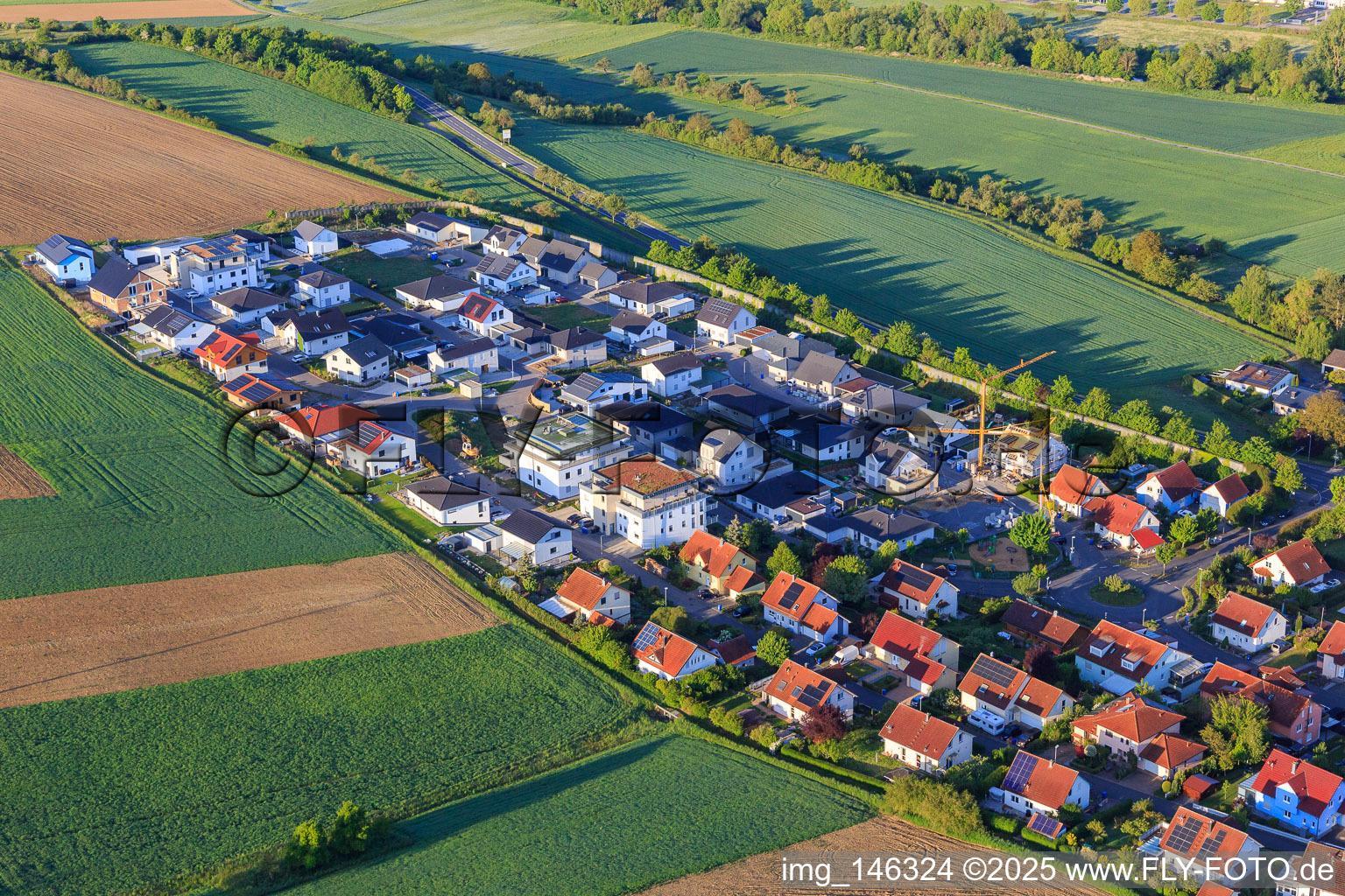 Vue aérienne de Nouvelle zone de développement au niveau, Zum Hühnerbühl à le quartier Edelfingen in Bad Mergentheim dans le département Bade-Wurtemberg, Allemagne