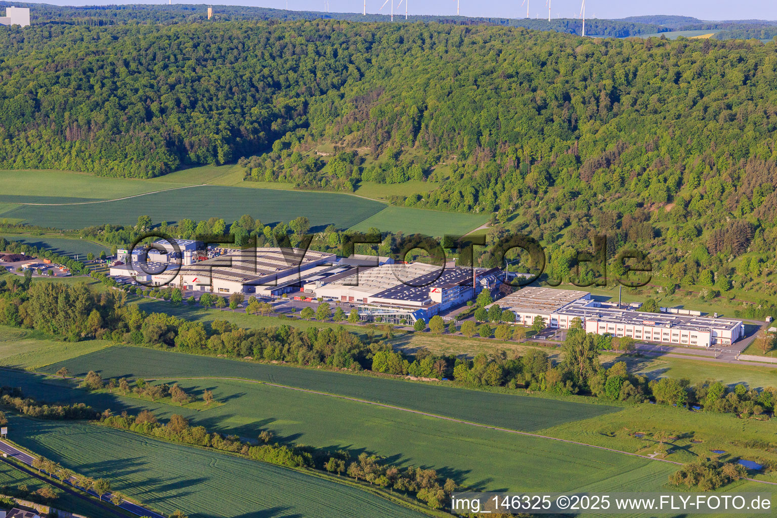 Vue aérienne de Roto Campus et Roto Frank DST Produktions-GmbH ainsi que PALUX Aktiengesellschaft à le quartier Edelfingen in Bad Mergentheim dans le département Bade-Wurtemberg, Allemagne