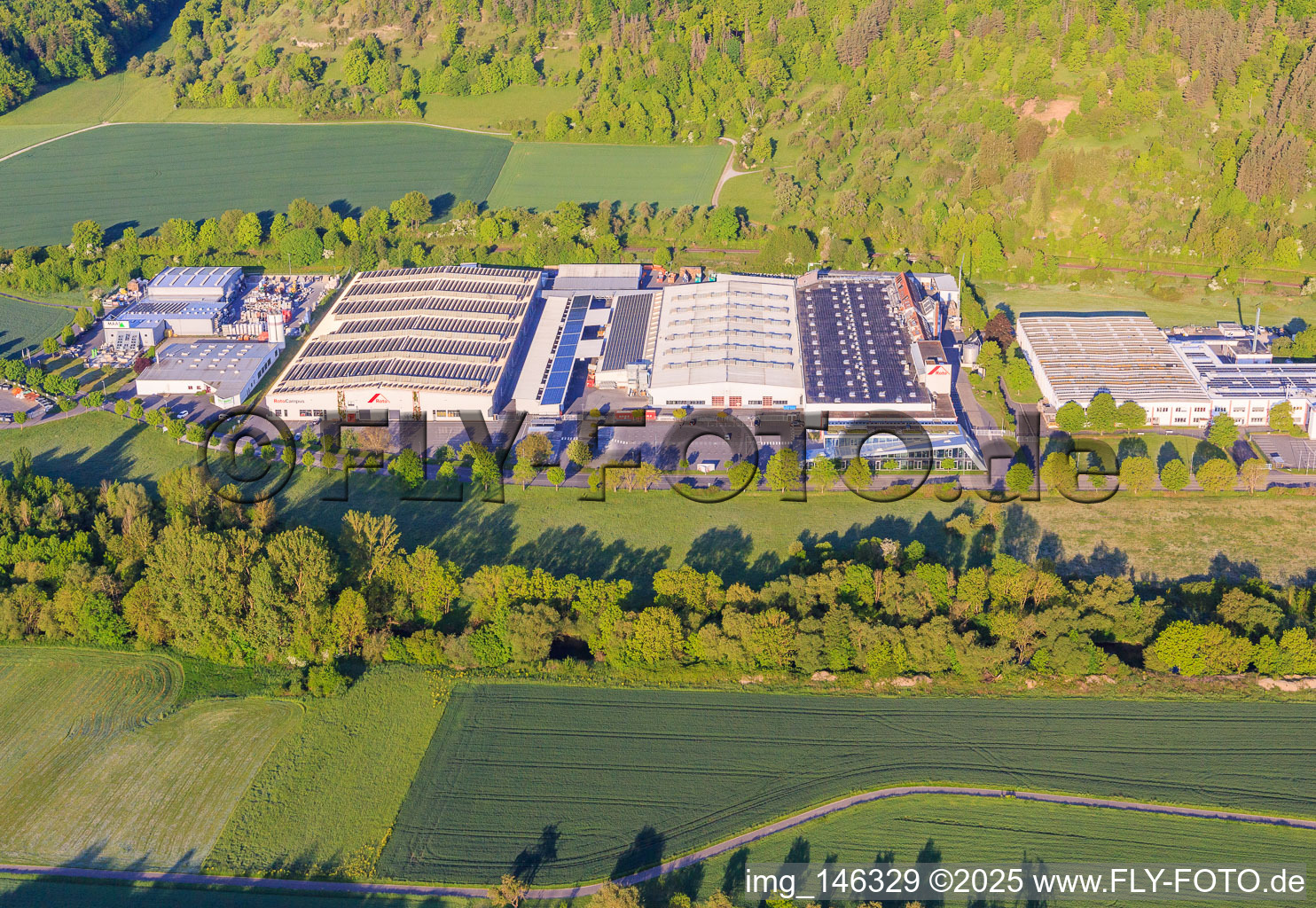 Vue aérienne de Roto Campus et Roto Frank DST Produktions-GmbH ainsi que MAAS Bauzentrum GmbH à le quartier Edelfingen in Bad Mergentheim dans le département Bade-Wurtemberg, Allemagne