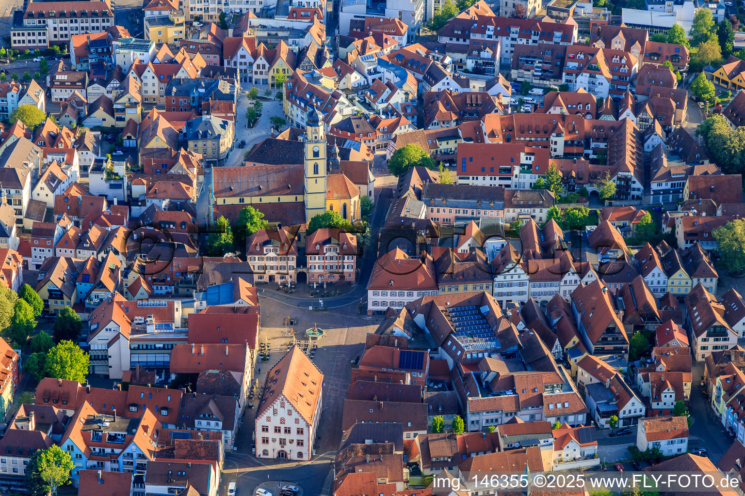 Vue aérienne de Vieille ville avec l'ancien hôtel de ville, la place du marché, les maisons jumelles et la cathédrale Saint-Jean à Bad Mergentheim dans le département Bade-Wurtemberg, Allemagne