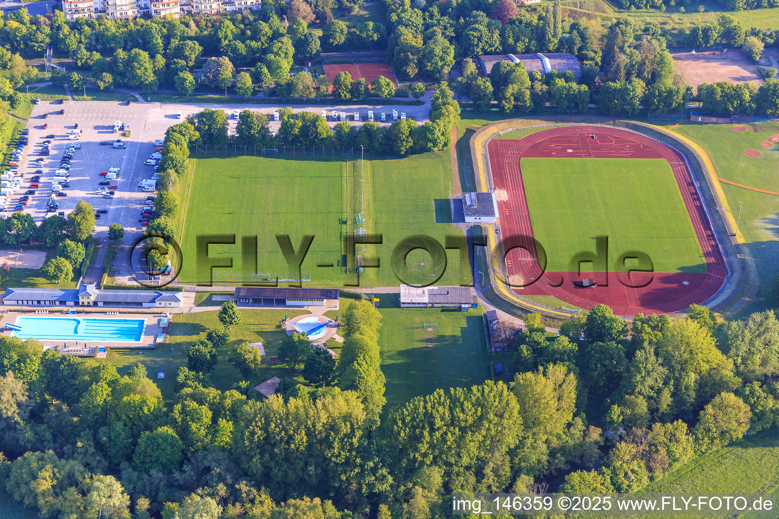 Vue aérienne de Deutschordenstadion du VfB Bad Mergentheim à la piscine extérieure Bad Mergentheim à Bad Mergentheim dans le département Bade-Wurtemberg, Allemagne