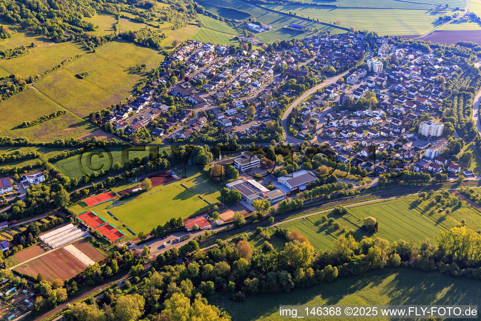 Vue aérienne de École Johann Adam Möhler Igersheim, Erlenbachhalle et terrains de sport du TA FC Igersheim à Igersheim dans le département Bade-Wurtemberg, Allemagne