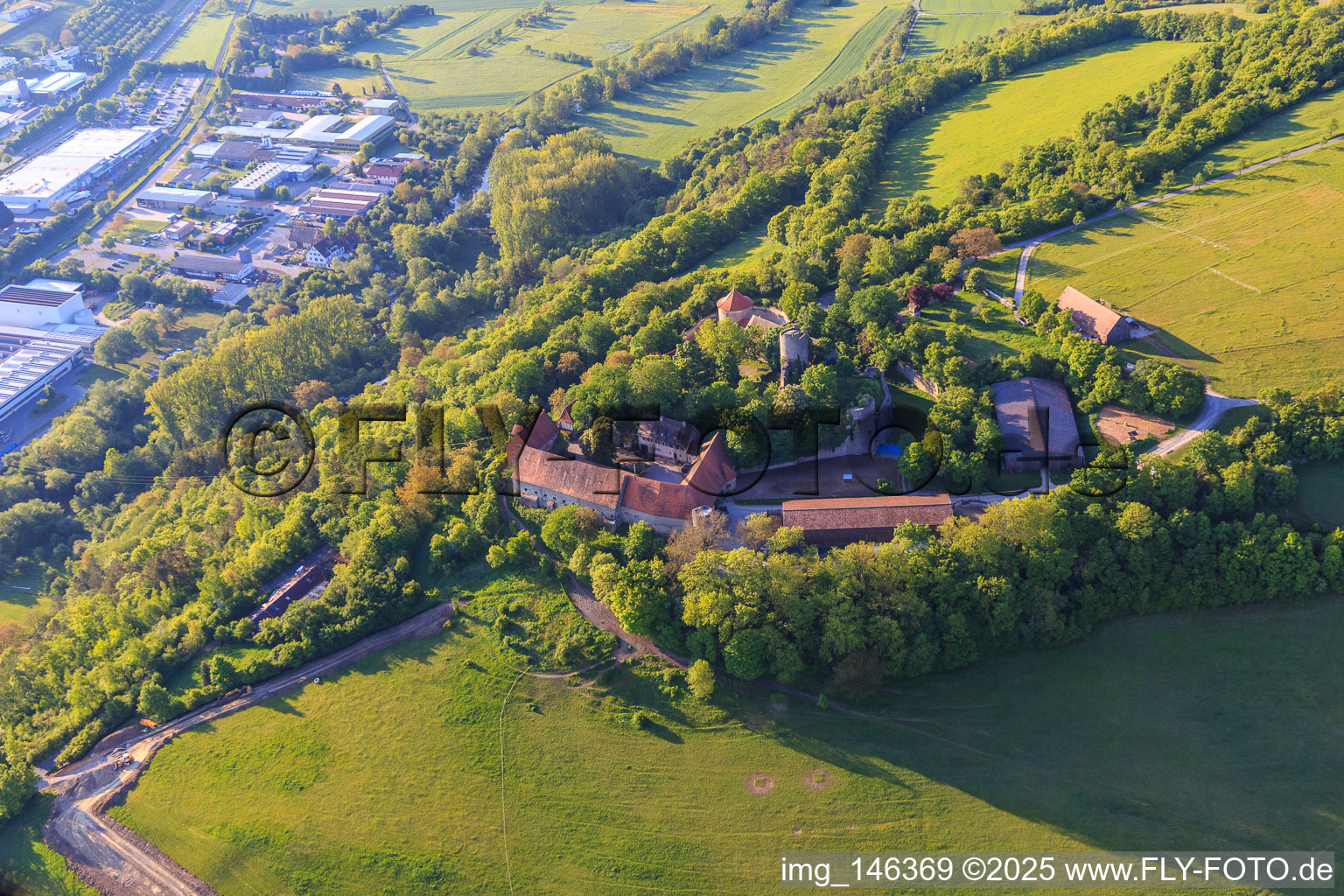 Vue aérienne de Château de Neuhaus à Igersheim dans le département Bade-Wurtemberg, Allemagne