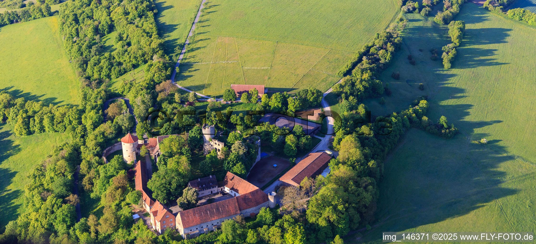 Vue aérienne de Château de Neuhaus à Igersheim dans le département Bade-Wurtemberg, Allemagne