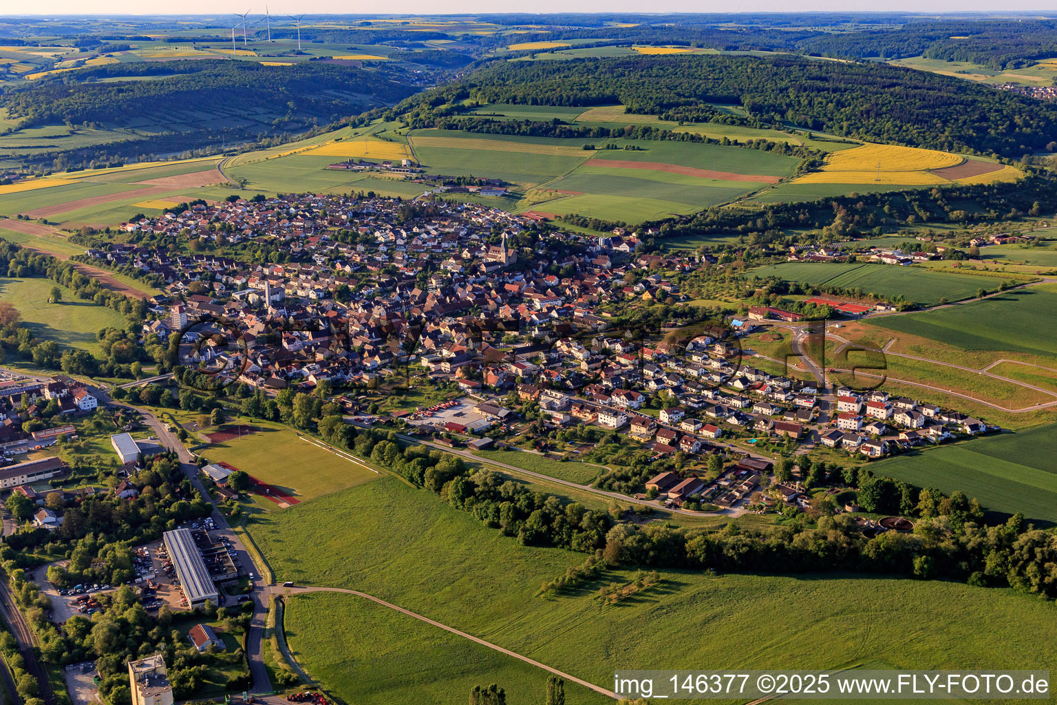 Vue aérienne de Vue de la vallée de la Tauber depuis le nord-ouest à le quartier Markelsheim in Bad Mergentheim dans le département Bade-Wurtemberg, Allemagne