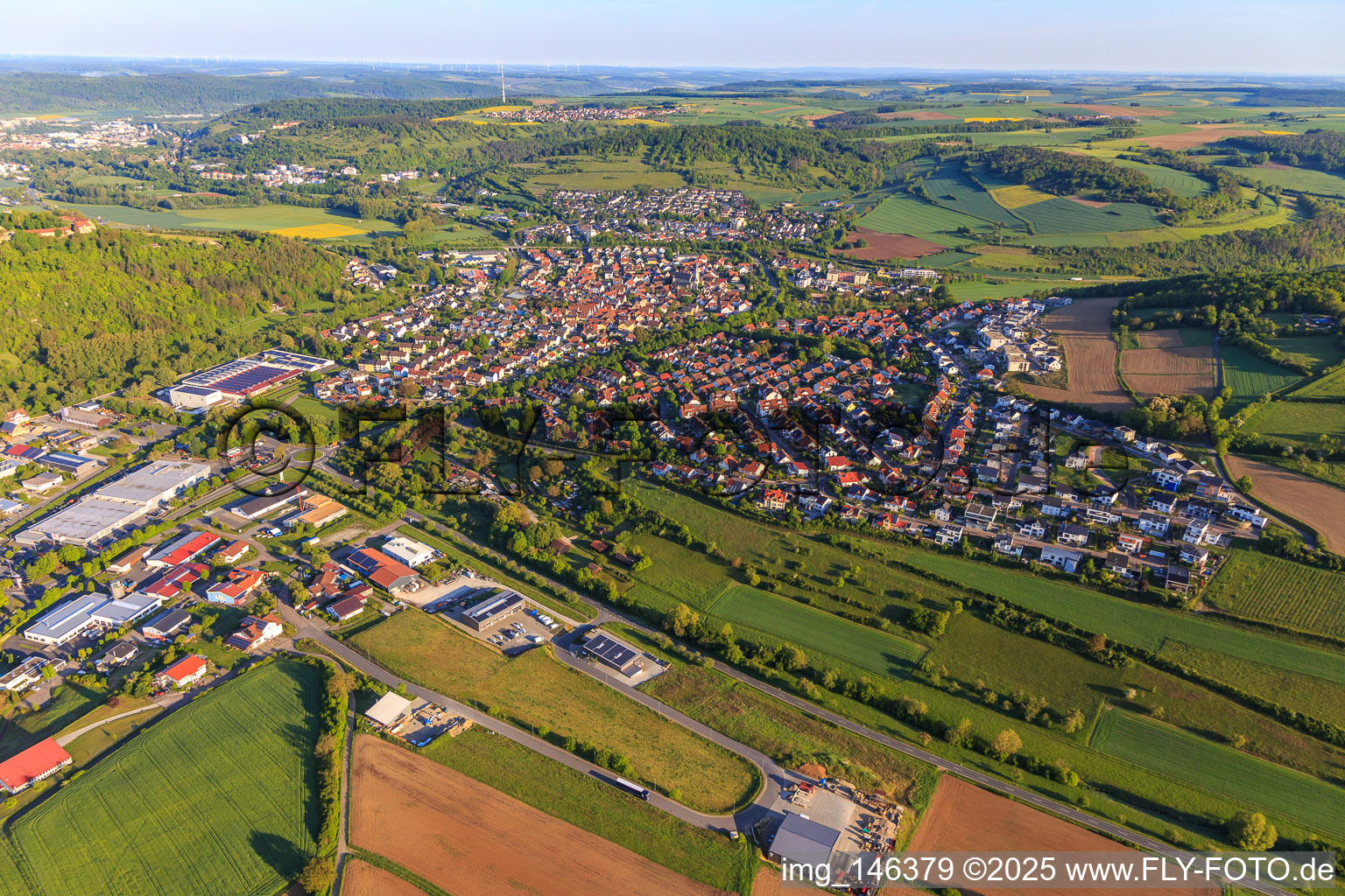 Vue aérienne de Vue de la vallée de la Tauber depuis le sud-est à Igersheim dans le département Bade-Wurtemberg, Allemagne