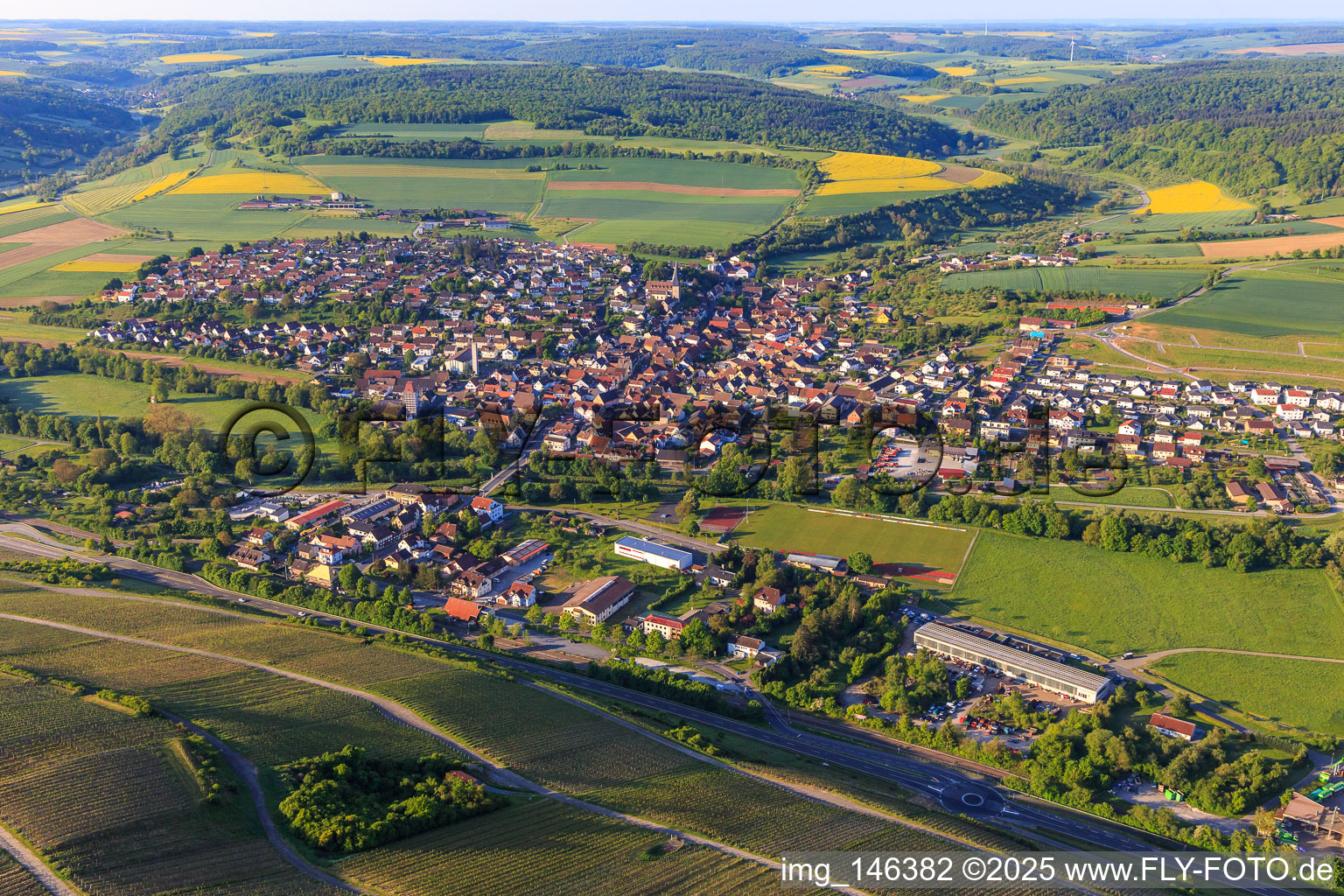 Vue aérienne de Vue de la vallée de la Tauber depuis le nord à le quartier Markelsheim in Bad Mergentheim dans le département Bade-Wurtemberg, Allemagne