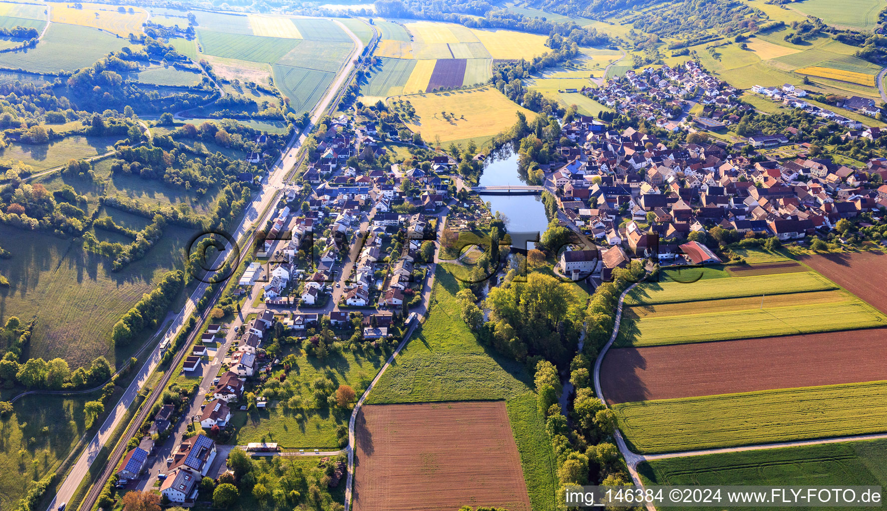 Vue aérienne de Vue de la ville avec Tauberstrand depuis l'ouest à le quartier Elpersheim in Weikersheim dans le département Bade-Wurtemberg, Allemagne