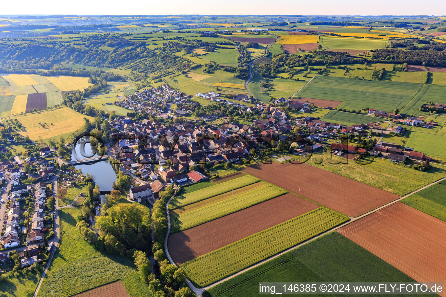 Vue aérienne de Vue de la ville avec Tauberstrand depuis l'ouest à le quartier Elpersheim in Weikersheim dans le département Bade-Wurtemberg, Allemagne