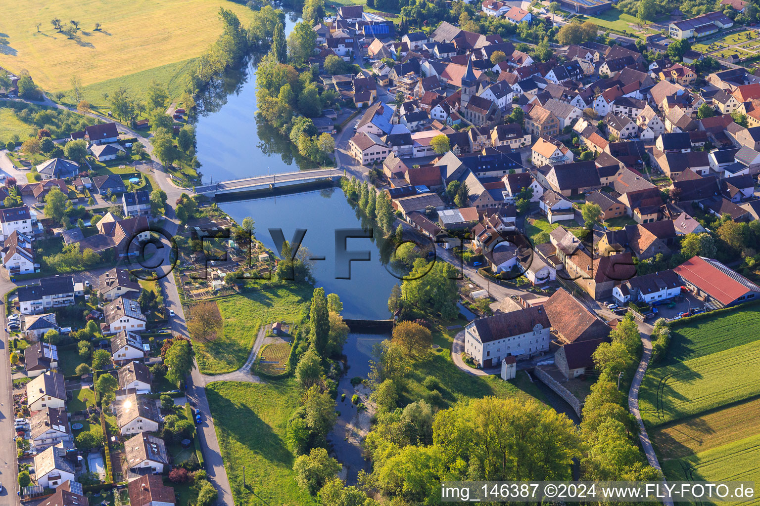 Vue aérienne de Pont de la Tauber à le quartier Elpersheim in Weikersheim dans le département Bade-Wurtemberg, Allemagne