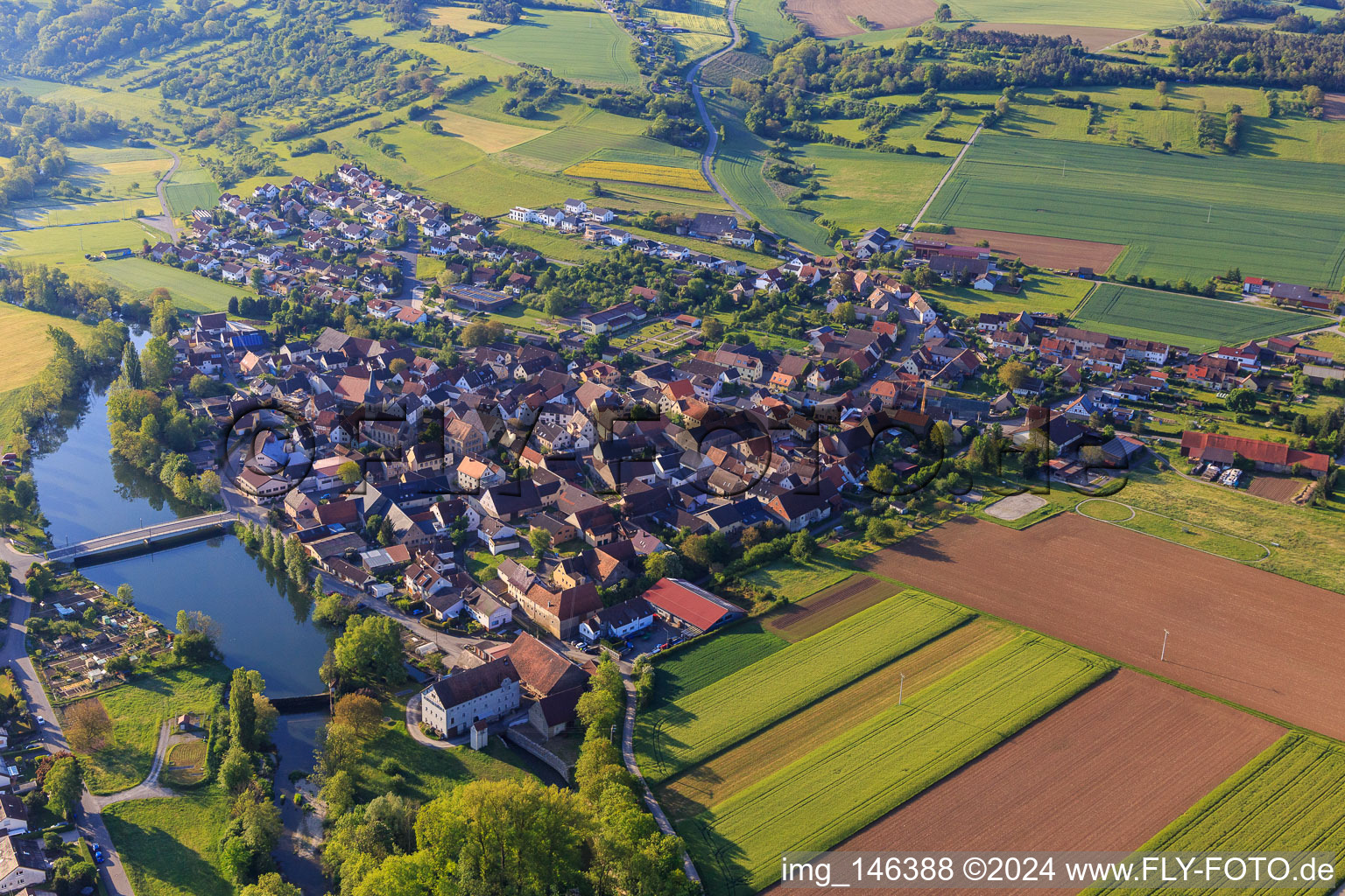 Vue aérienne de Vue d'ensemble de la ville depuis l'ouest à le quartier Elpersheim in Weikersheim dans le département Bade-Wurtemberg, Allemagne