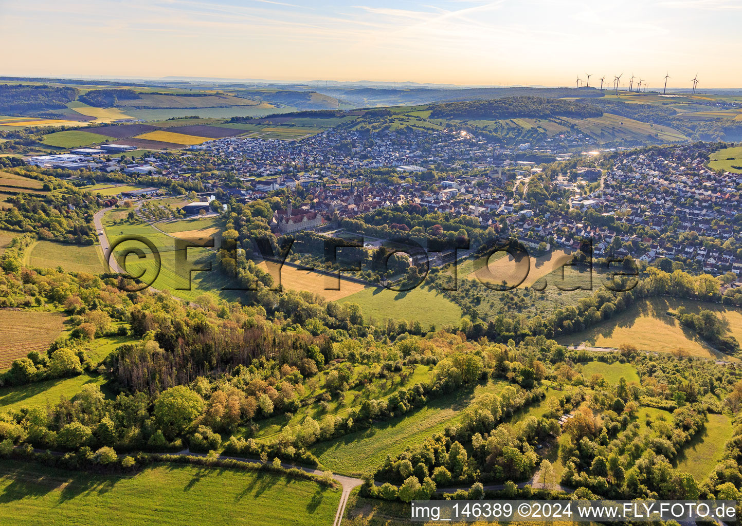 Vue aérienne de Vue d'ensemble de la ville depuis l'ouest à Weikersheim dans le département Bade-Wurtemberg, Allemagne