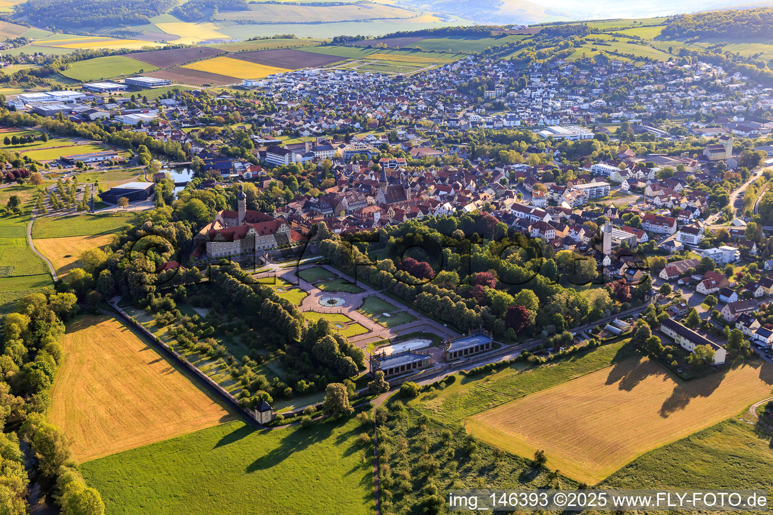 Vue oblique de Château et jardin du château Weikersheim (Château du comte Wolfgang von Hohenlohe du 17ème siècle avec une magnifique salle des chevaliers et un jardin avec des statues.) à Weikersheim dans le département Bade-Wurtemberg, Allemagne