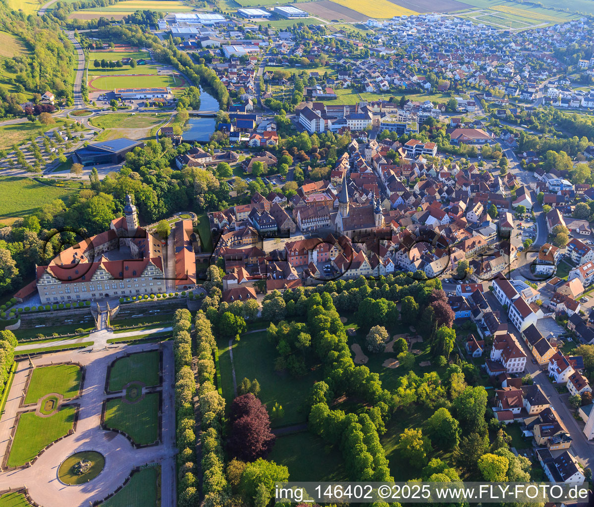 Vue aérienne de Vieille ville, château et jardin du château Weikersheim à Weikersheim dans le département Bade-Wurtemberg, Allemagne