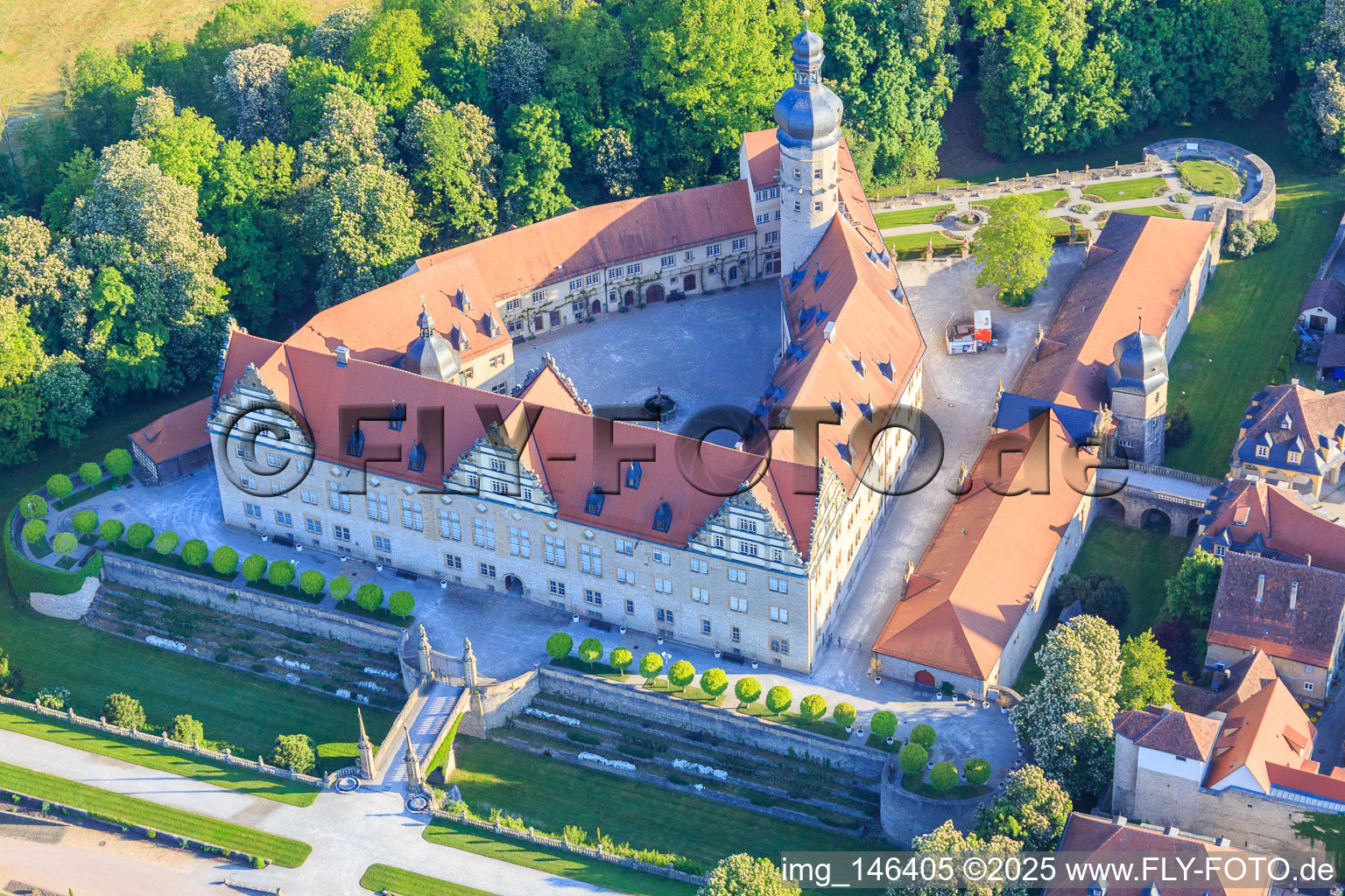 Vue aérienne de Château Weikersheim avec roseraie, jardin d'alchimie et de sorcières, chapelle du château et galerie de vins princière Castle Weikersheim GmbH à Weikersheim dans le département Bade-Wurtemberg, Allemagne