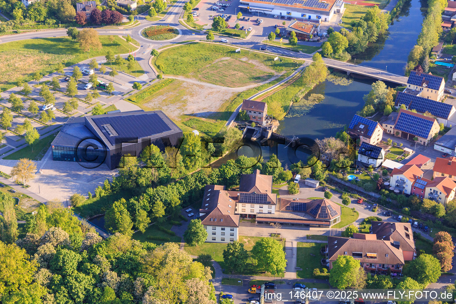 Vue aérienne de Salle de concert de l'Orchestre philharmonique de Tauber Weikersheim et maison d'hôtes du château de l'Académie de musique Weikersheim à Weikersheim dans le département Bade-Wurtemberg, Allemagne