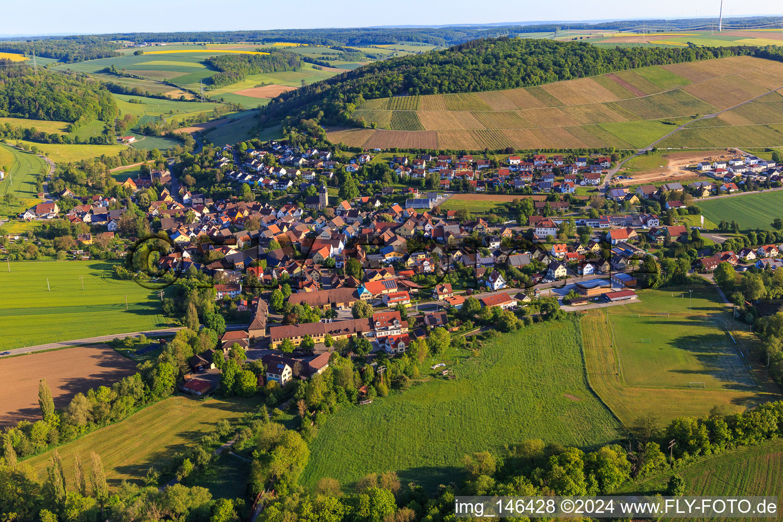 Vue aérienne de Vue d'ensemble de la vallée de la Tauber le matin depuis le sud à le quartier Schäftersheim in Weikersheim dans le département Bade-Wurtemberg, Allemagne