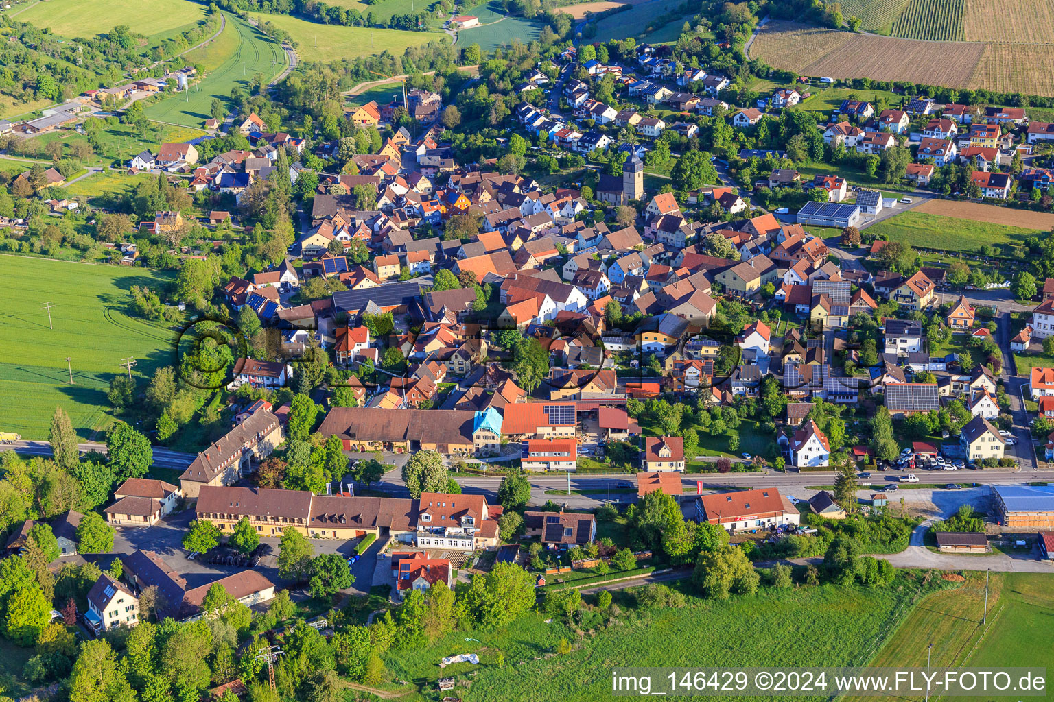 Vue aérienne de Vue de la vallée de la Tauber le matin depuis le sud à le quartier Schäftersheim in Weikersheim dans le département Bade-Wurtemberg, Allemagne