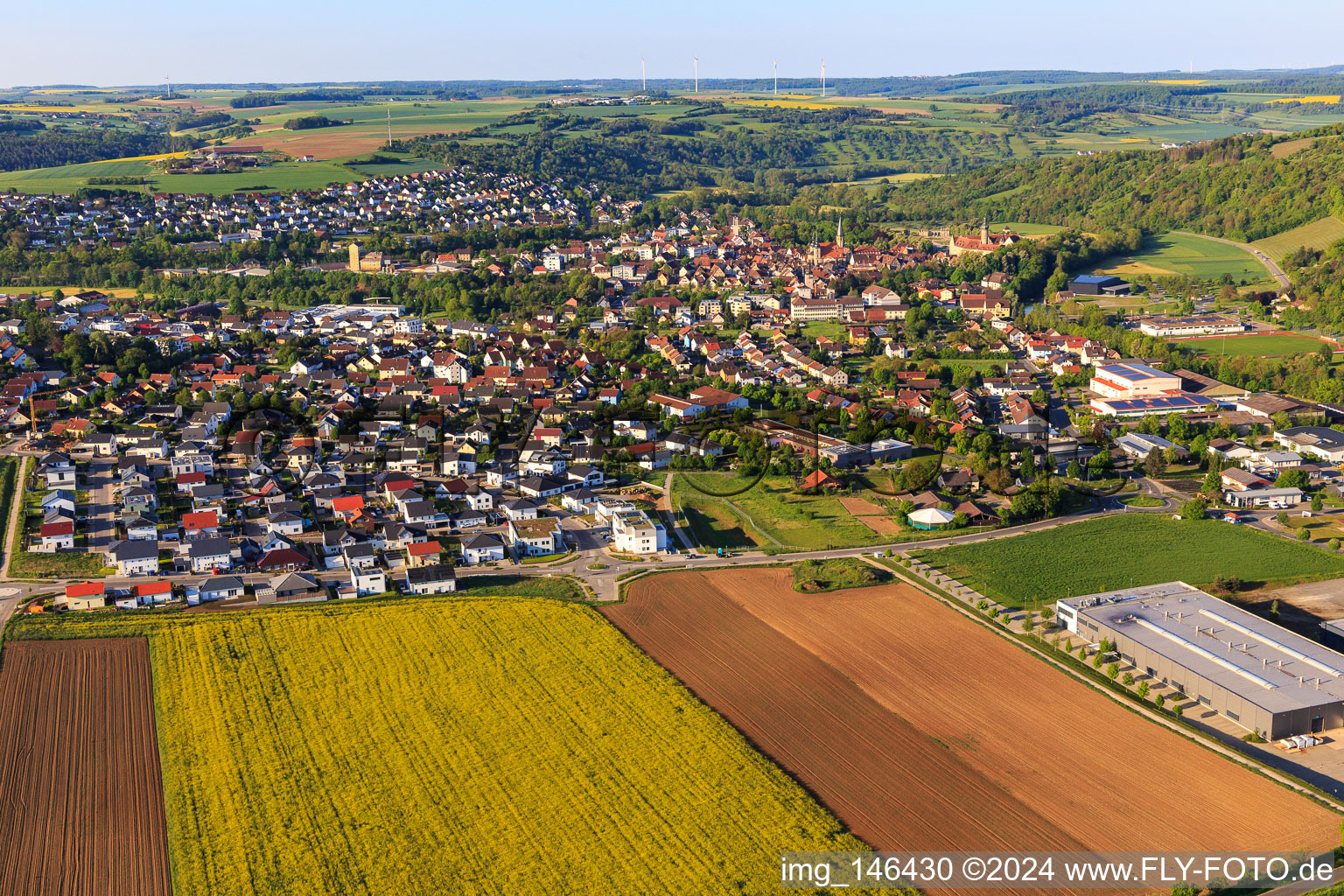 Vue aérienne de Vue d'ensemble de la vallée de la Tauber le matin depuis le nord à Weikersheim dans le département Bade-Wurtemberg, Allemagne