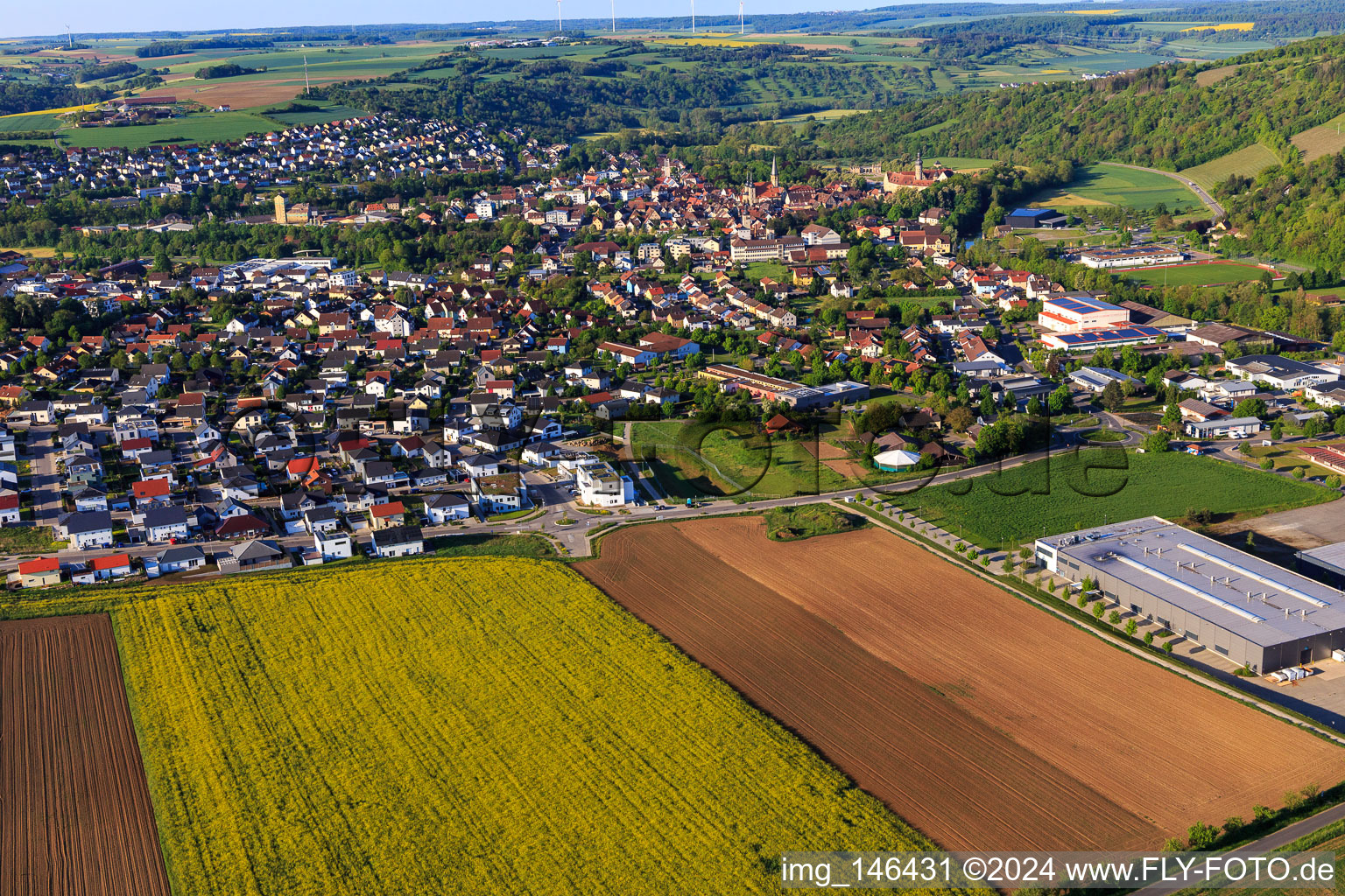 Vue aérienne de Vue d'ensemble de la vallée de la Tauber le matin depuis le nord avec bdtronic GmbH à Weikersheim dans le département Bade-Wurtemberg, Allemagne