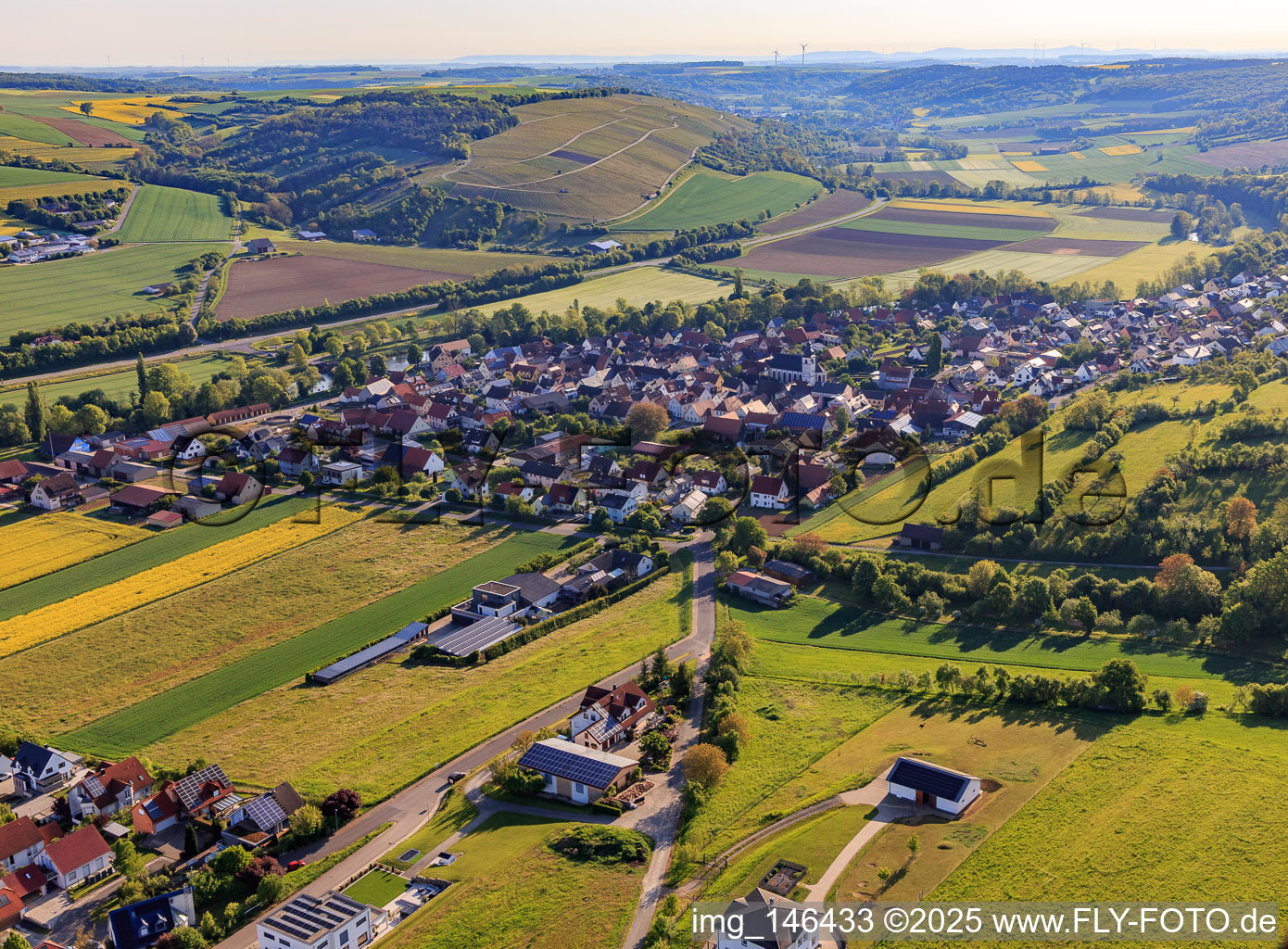 Vue aérienne de Vue du village dans le charmant Taubertal depuis le sud-ouest le matin à Tauberrettersheim dans le département Bavière, Allemagne
