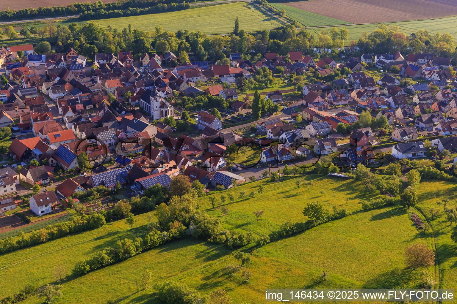 Vue aérienne de Brunnenstraße Waldstr à Tauberrettersheim dans le département Bavière, Allemagne
