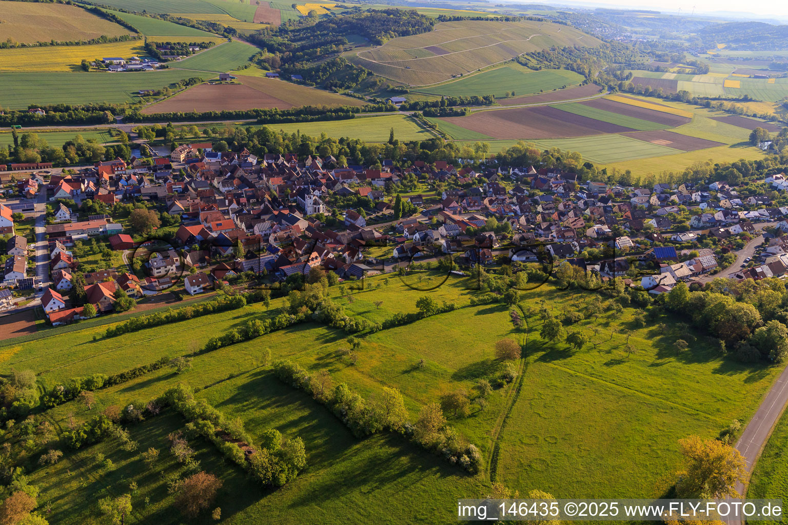 Vue aérienne de Vue du village dans le charmant Taubertal depuis le sud-ouest le matin à Tauberrettersheim dans le département Bavière, Allemagne