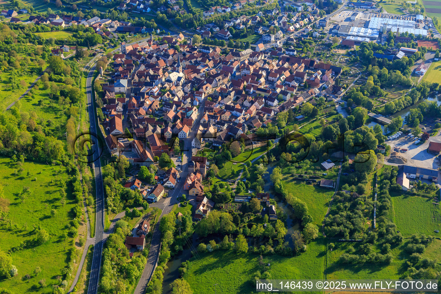 Vue aérienne de Vue du village dans le charmant Taubertal depuis le sud-ouest le matin à Röttingen dans le département Bavière, Allemagne