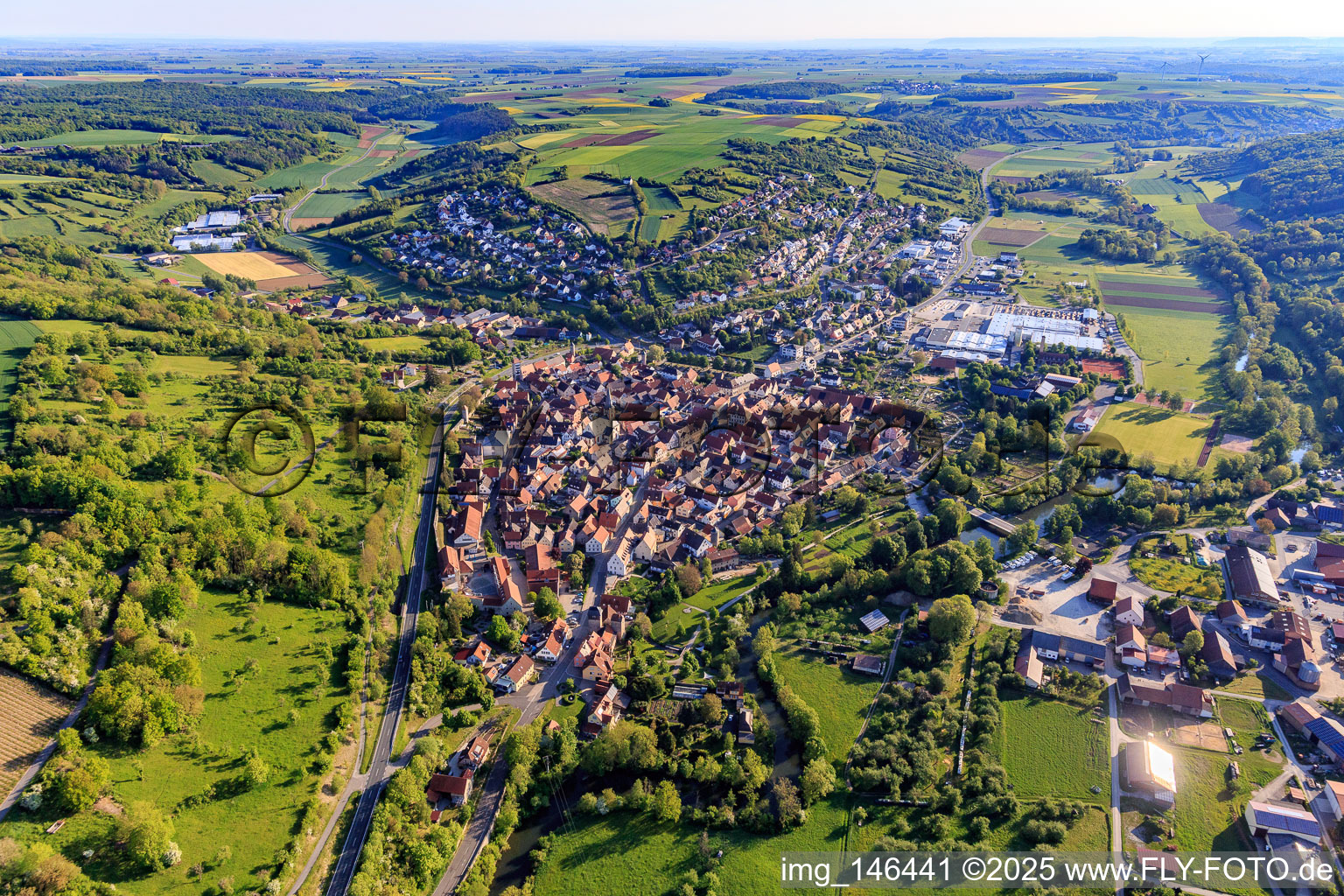 Vue aérienne de Vue d'ensemble du village dans le charmant Taubertal depuis le sud-ouest le matin à Röttingen dans le département Bavière, Allemagne