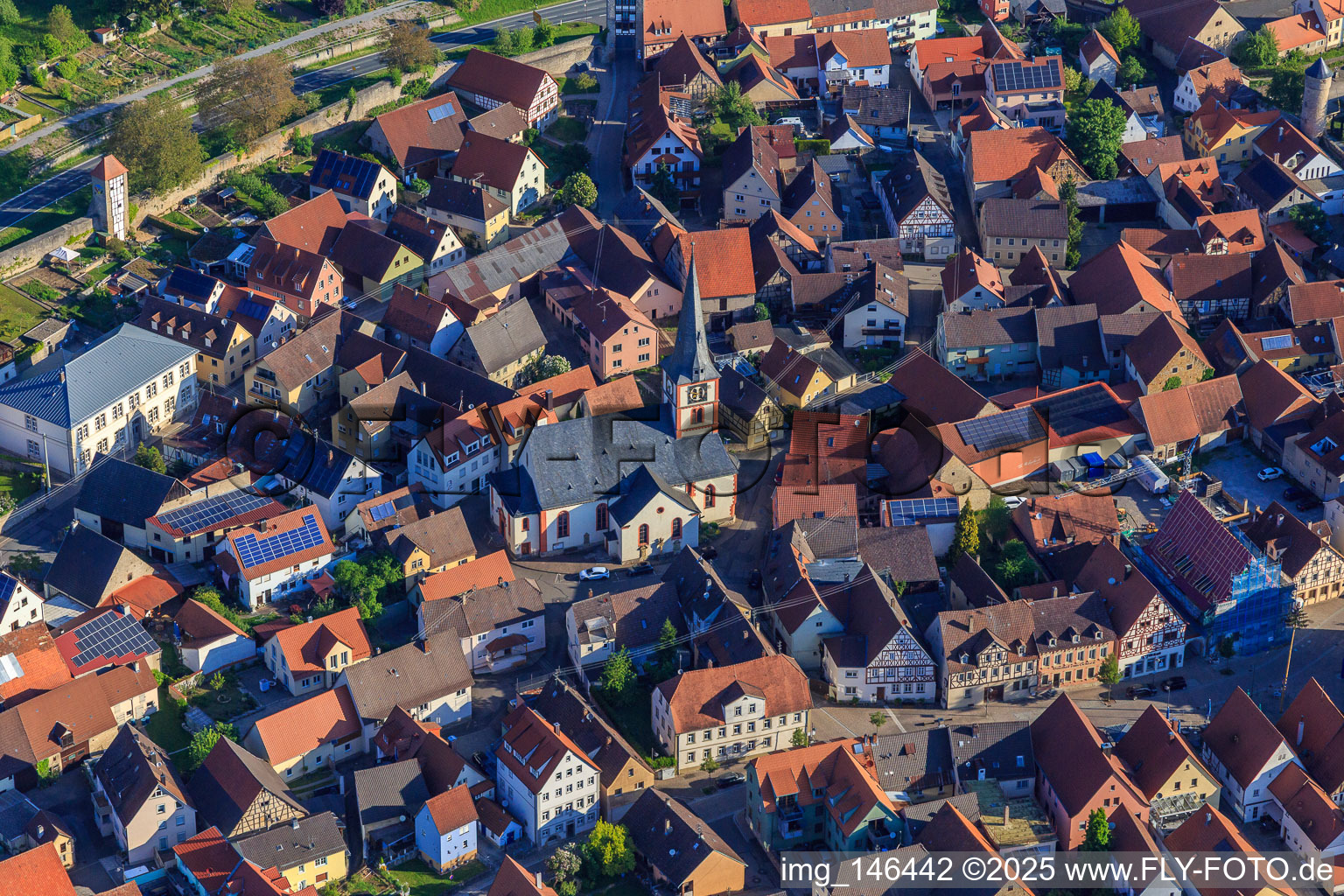 Vue aérienne de L'église Saint-Kilian au centre du village à Röttingen dans le département Bavière, Allemagne