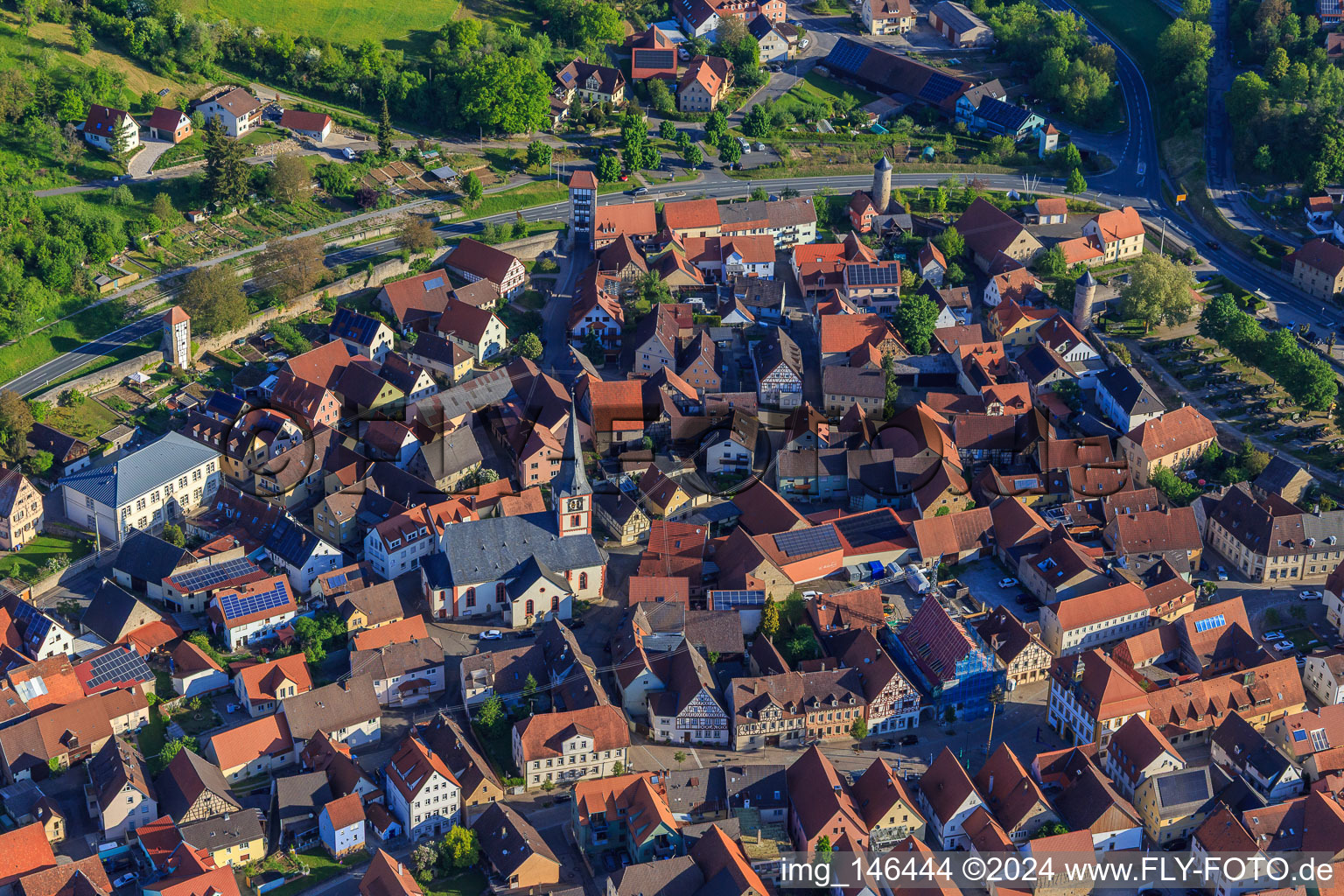 Vue aérienne de L'église Saint-Kilian au centre du village à Röttingen dans le département Bavière, Allemagne