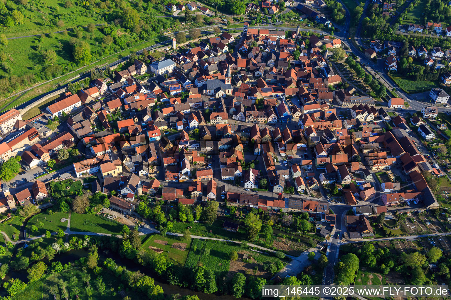 Vue aérienne de Remparts, vieille ville et place du marché vus du sud à Röttingen dans le département Bavière, Allemagne