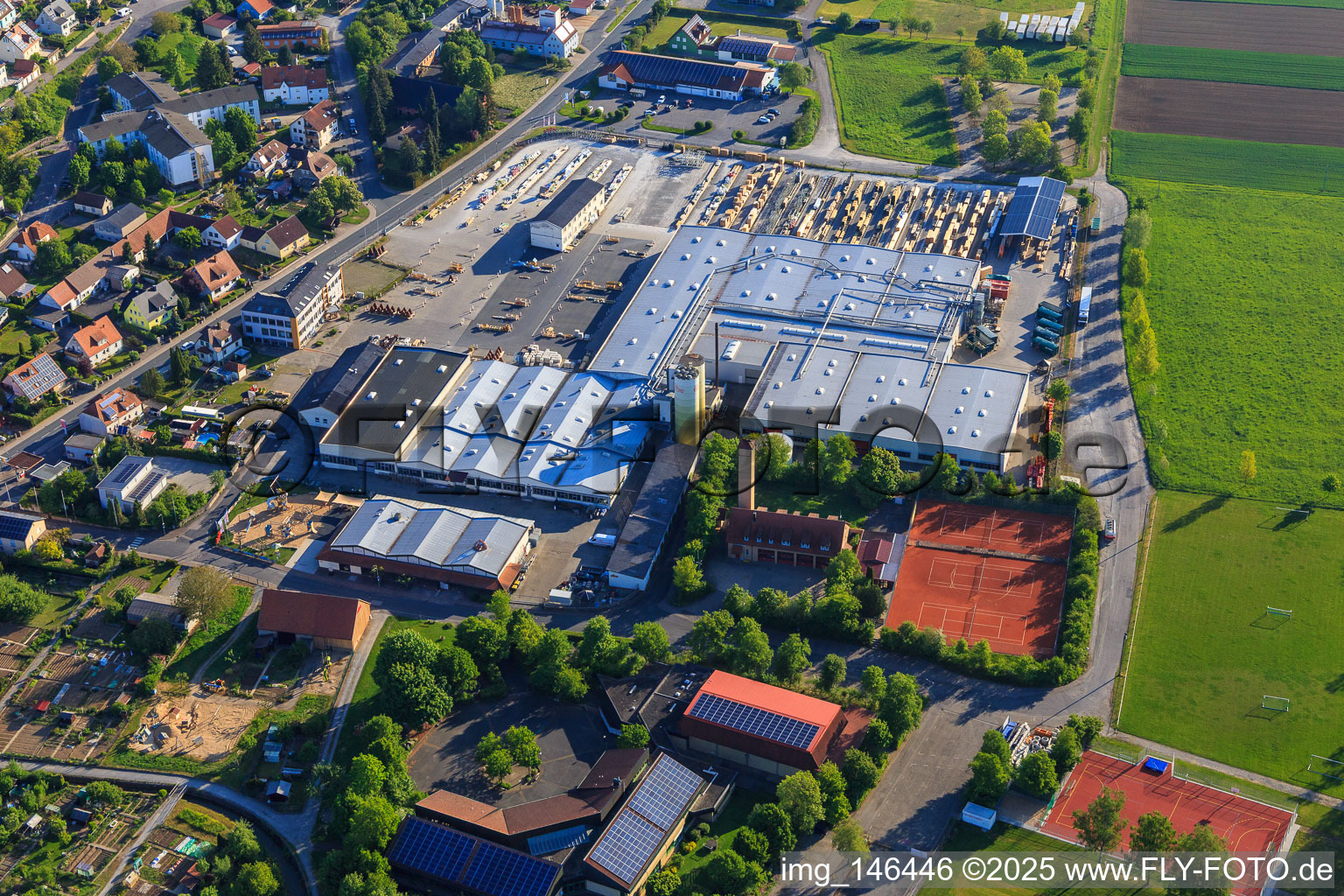 Vue aérienne de Eibe Produktion + Vertrieb GmbH & Co.KG, pompiers volontaires Röttingen et court de tennis du TC-RW Röttingen eV à Röttingen dans le département Bavière, Allemagne