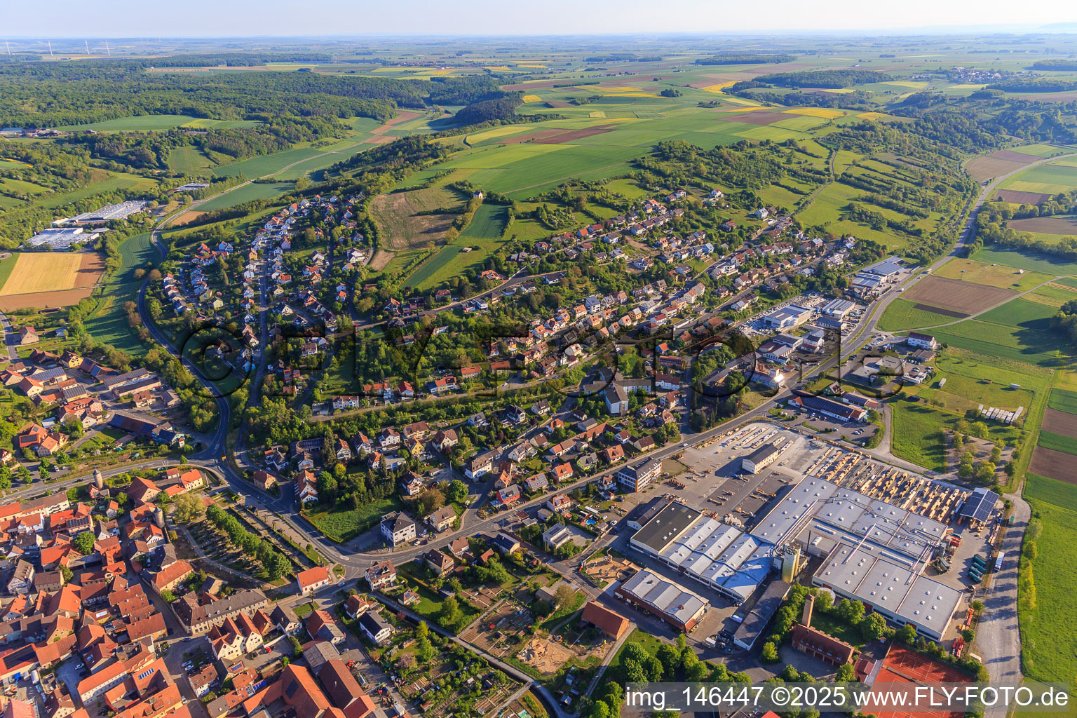 Vue aérienne de Vue d'ensemble du village dans le charmant Taubertal depuis le sud-est le matin à Röttingen dans le département Bavière, Allemagne